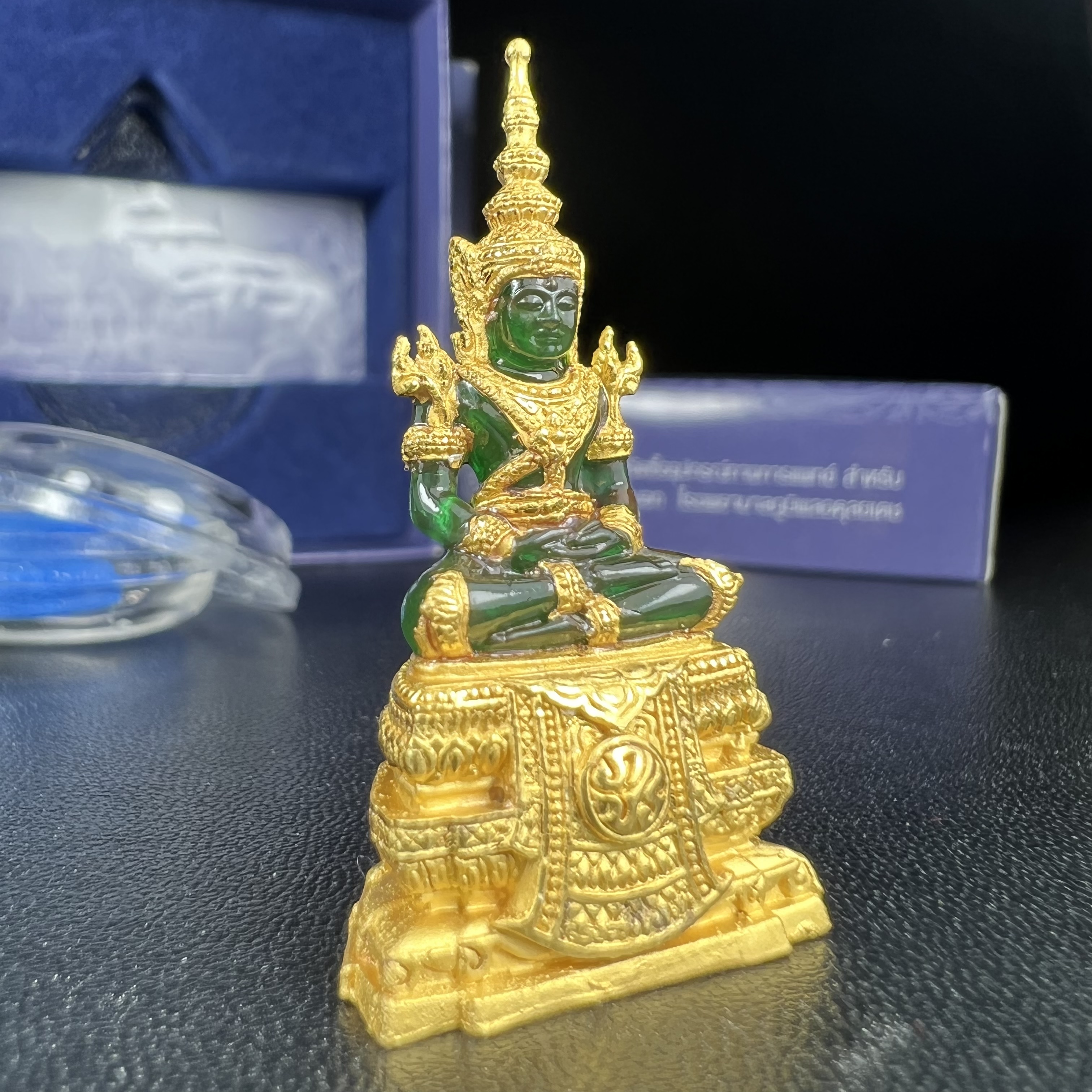 พระแก้วมรกต ภปร. จัดสร้างโดย รพ.ภูมิพลฯ ปี2547 ลอยองค์ขนาดหน้าตัก 1/2 นิ้ว เนื้อเรซิ่นหุ้มทองคำ99.99 งดงามทรงคุณค่าอีกหนึ่งรุ่นยอดนิยม หายาก