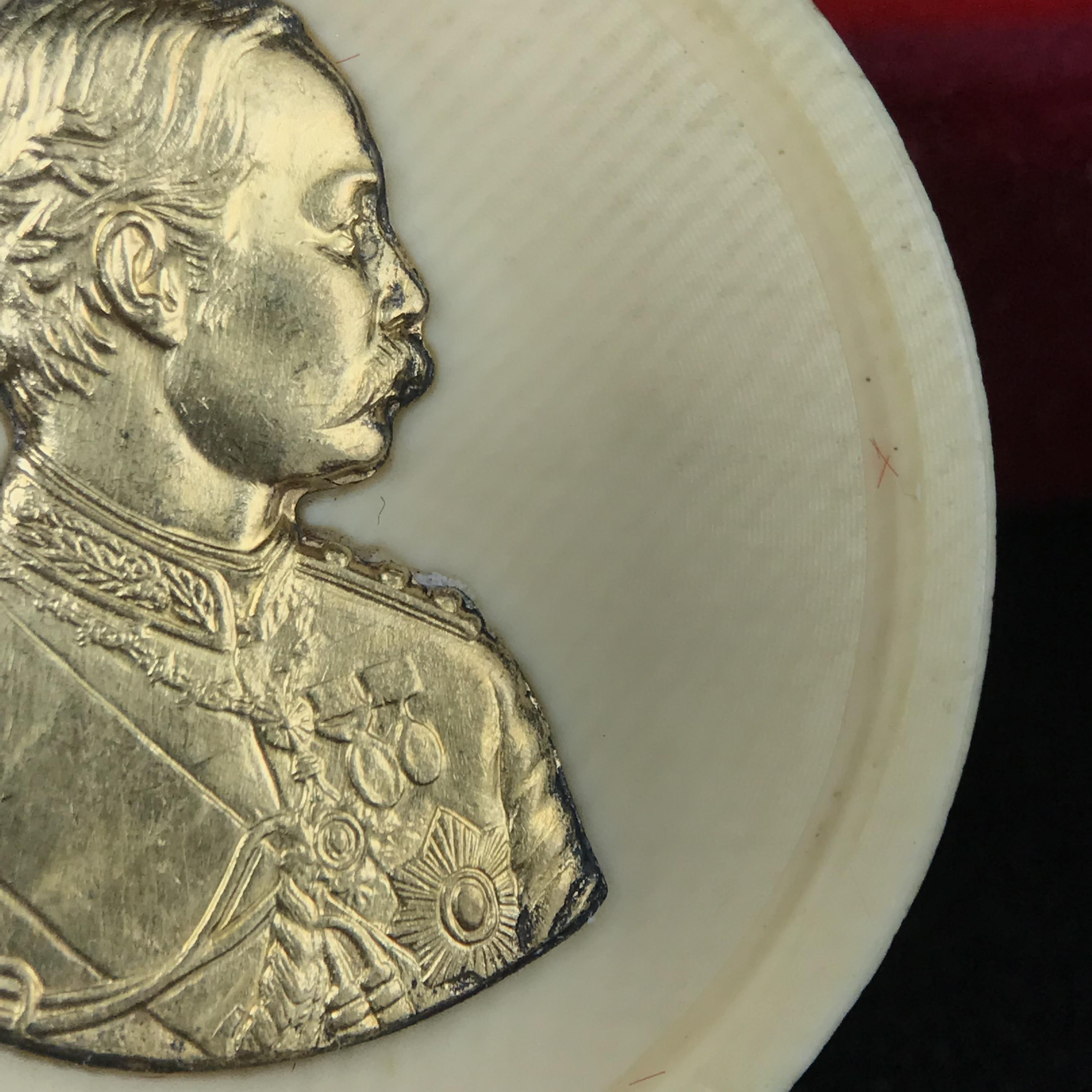 เหรียญรัชกาลที่ 5 คชสารหมื่นปี หลวงพ่ออุตตมะ วัดวังก์วิเวการาม ปี 2540 พิมพ์ใหญ่ขนาด 3.0 ซม. หน้ากากทองคำบริสุทธิ์ 99.99% (ผิวสวยเดิม)พร้อมกล่องบรรจุเดิมครบ(ควรคู่ผู้รู้คุณค่า ด้วยวัตถุมงคล เสริมบุญญาบารมี)