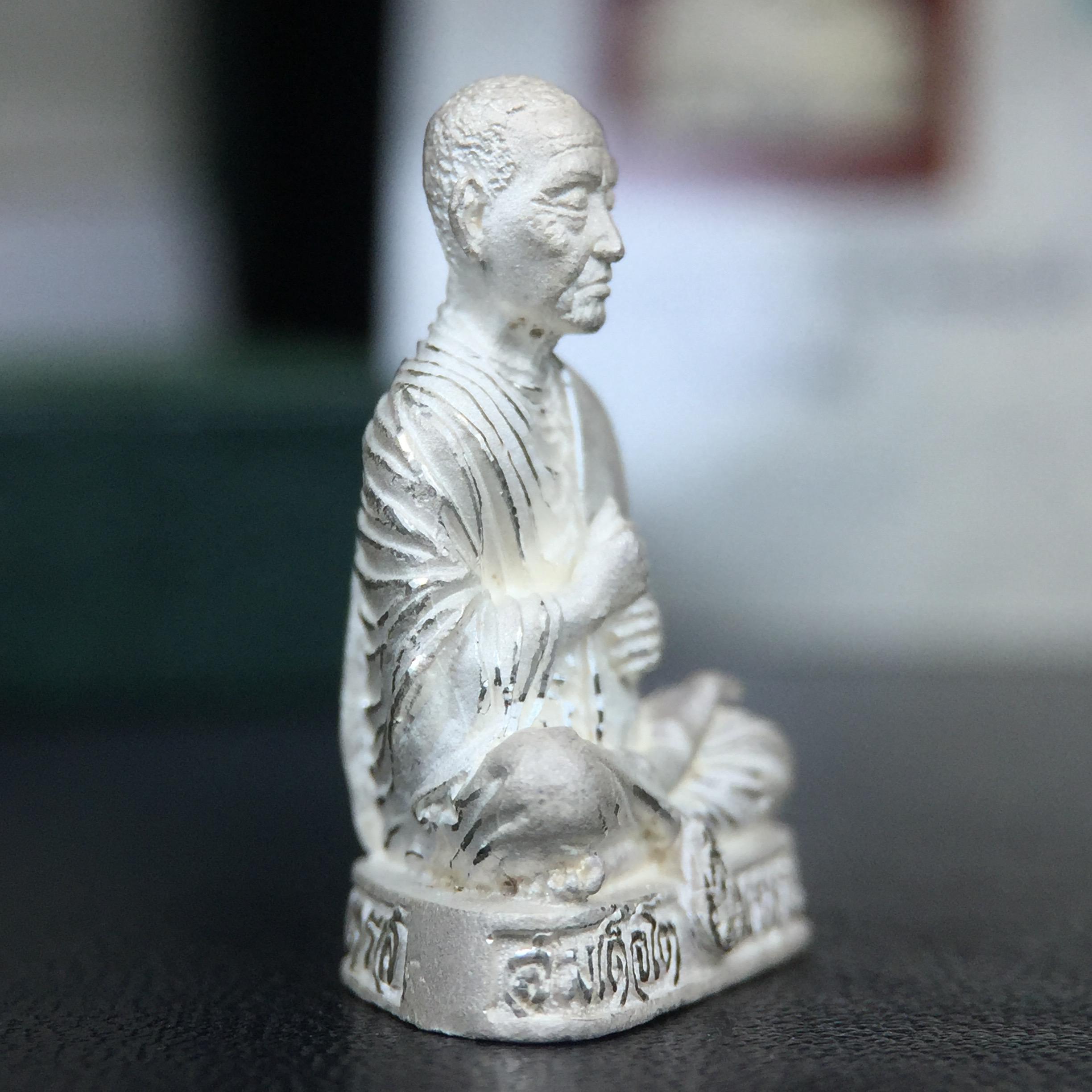 รูปเหมือนสมเด็จพระพุฒาจารย์ (โต พรหมรังสี)วัดใหม่อมตรส บางขุนพรหม ปี2540 รุ่นกาญจนาภิเษก จัดสร้างในวโรกาสที่รัชกาลที่ 9 ทรงครองสิริราชสมบัติ ครบ 50ปี ลอยองค์พิมพ์ใหญ่ เนื้อเงินบริสุทธิ์ 99.9% แบบทรายนวลขัดเงาบางส่วน พร้อมกล่องใบรับรองเดิมครบ