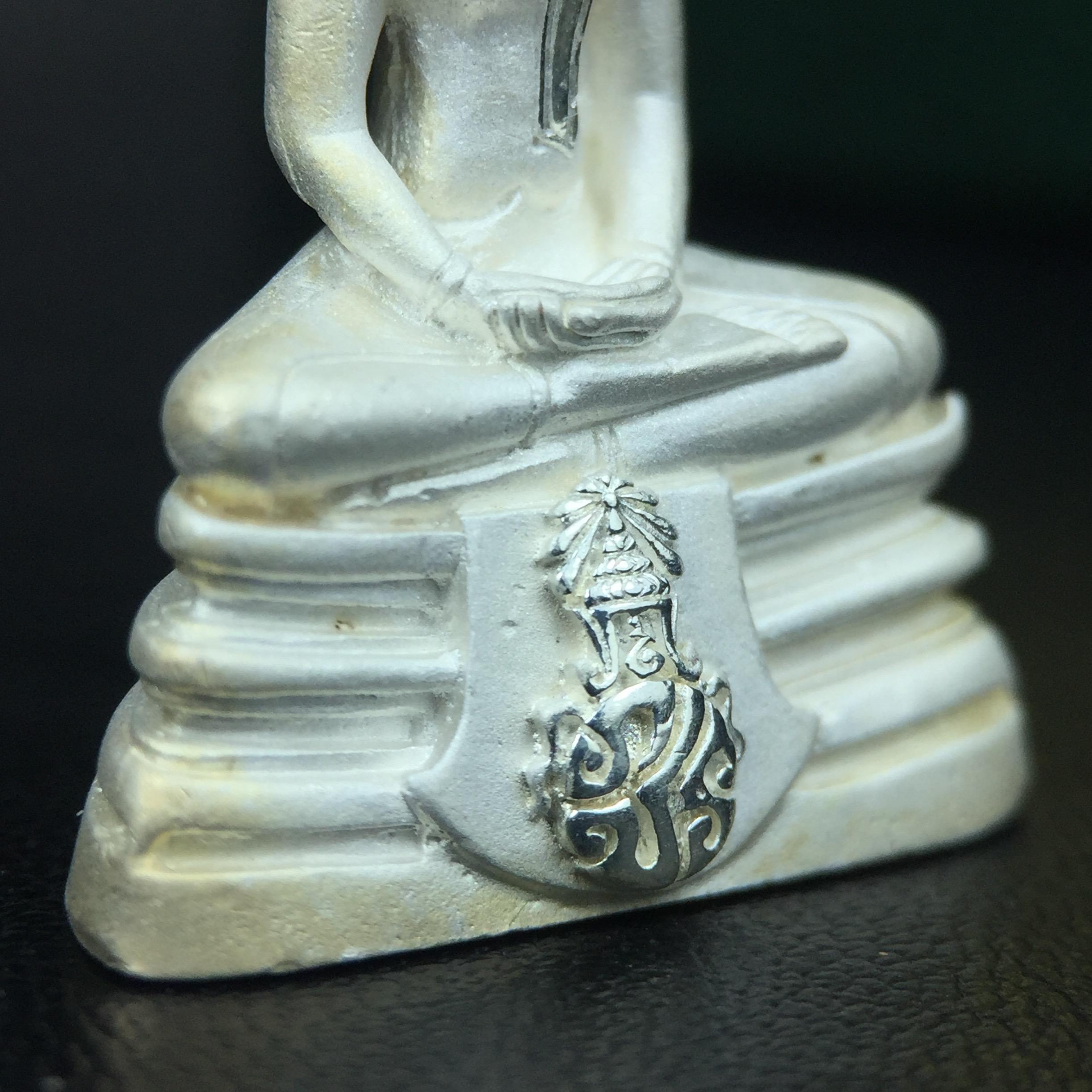 พระพุทธโสธร ภปร. รุ่นย้อนยุค สร้างพระอุโบสถ สมาคมชาวฉะเชิงเทรา จัดสร้าง ปี 2539 วโรกาสครองสิริราชสมบัติครบ 50 ปี เนื้อเงินทรายนวลขัดเงาบางส่วน พร้อมกล่องบรรจุและใบรับรองเดิม