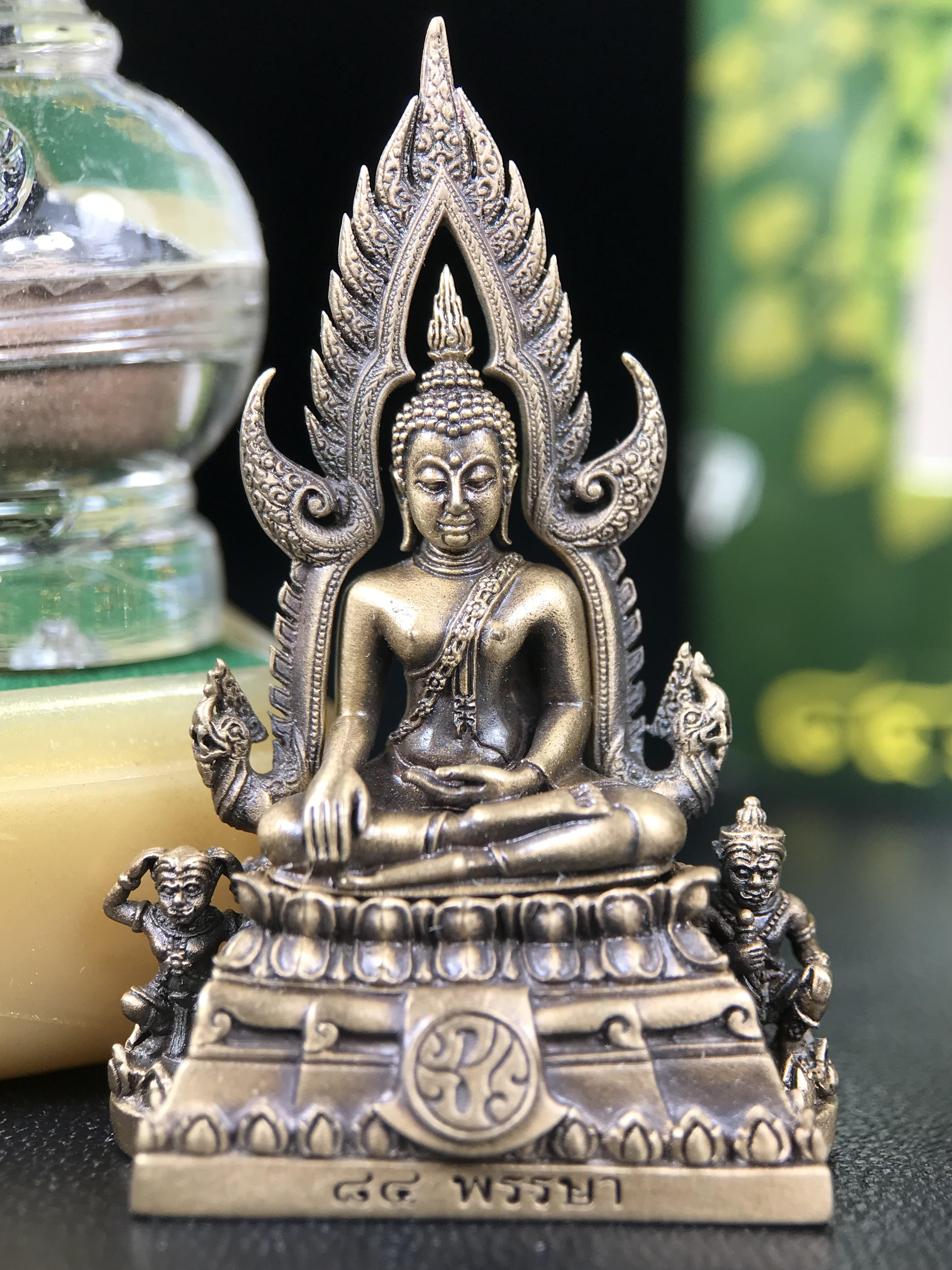 พระพุทธชินราช ภปร. 84 พรรษาในหลวงรัชกาลที่ 9 ปี 2554 พิมพ์กลางขนาดหน้าตัก 1/2 นิ้ว(สูง 3.8 ซม.) เนื้อบรอนซ์รมดำซาติน(สภาพผิวเดิมสวย) (พระราชทานมวลสาร จิตรลดาและเส้นพระเจ้า(เส้นผม)รัชกาลที่9)พุทธศิลป์ทรงคุณค่าอีกหนึ่งรุ่นยอดนิยม(องค์หมายเลข ๑๙๘๑)