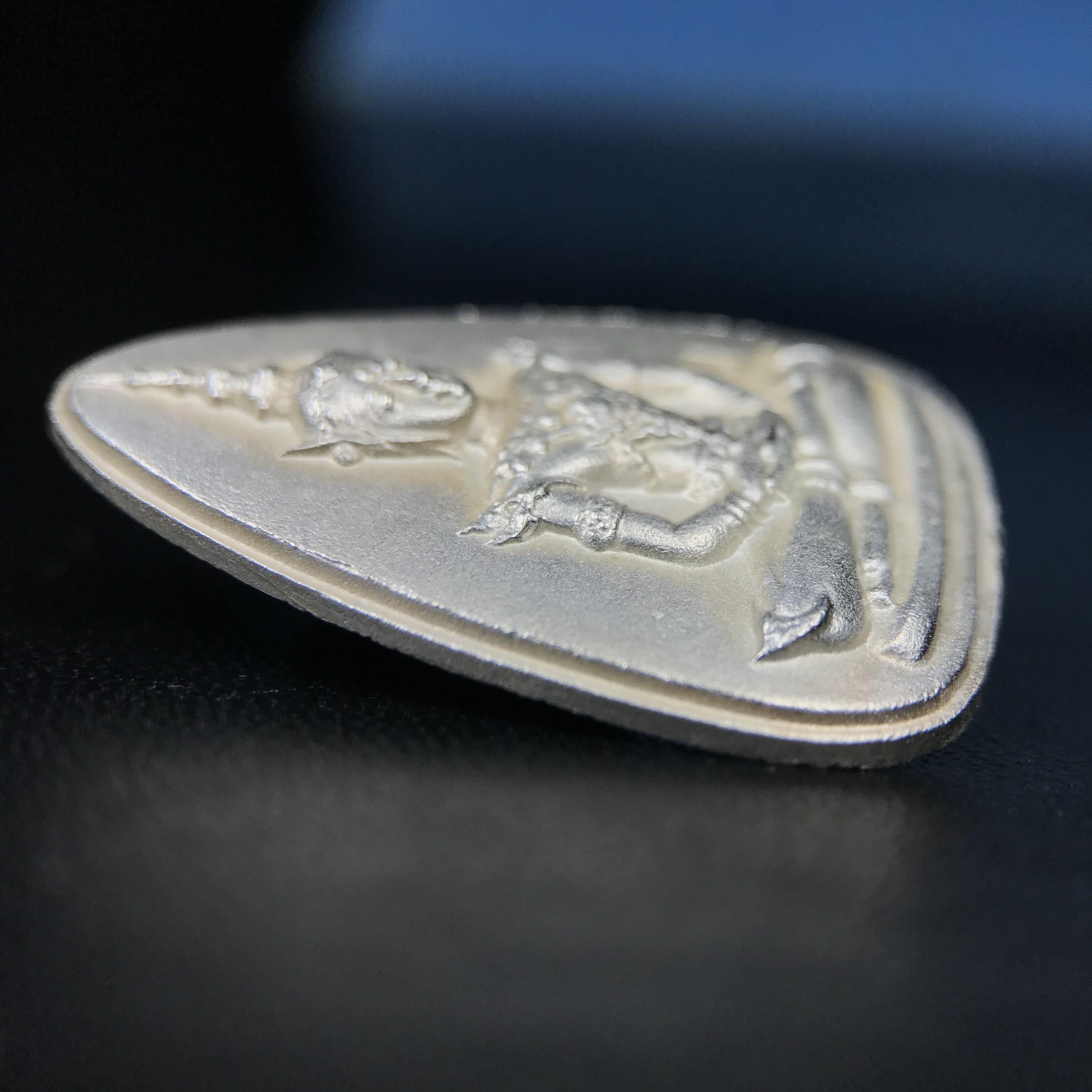 พระแก้วมรกต ญสส. สมเด็จพระญาณสังวร สมเด็จพระสังฆราช วัดบวรนิเวศวิหาร รุ่นมรดกไทย มรดกโลก พ.ศ.2536 จัดสร้างโดยมูลนิธิปริยัติศึกษา ในพระสังฆราชูปถัมภ์ เนื้อเงิน พิมพ์ใหญ่ขนาดสูง 3 ซ.ม. พร้อมกล่องบรรจุเดิมครบ