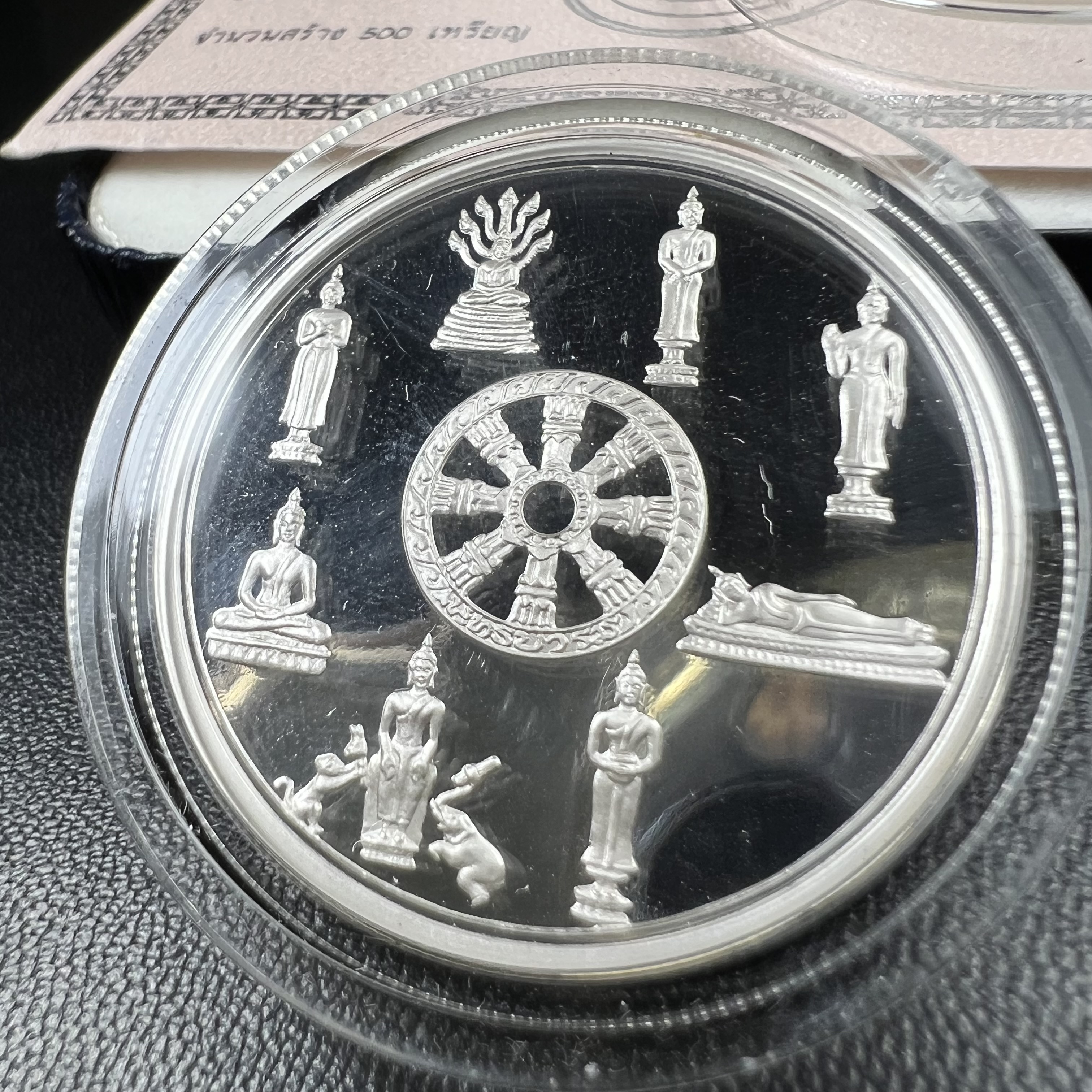 เหรียญพระแก้วมรกต พระพุทธชินราช พระพุทธโสธร รุ่นพุทธบารมี ปี 2540 เนื้อเงินขัดเงา 99.9% พร้อมกล่องและใบรับรองเดิม พิธีพุทธาภิเษก 2 พิธี มหามงคล (พระพุทธคู่บ้านคู่เมือง รูปแบบเหรียญสวยงดงามมาก พิธีใหญ่ เป็นที่นิยม)สร้างน้อยหายาก 1 ใน 500 เหรียญ