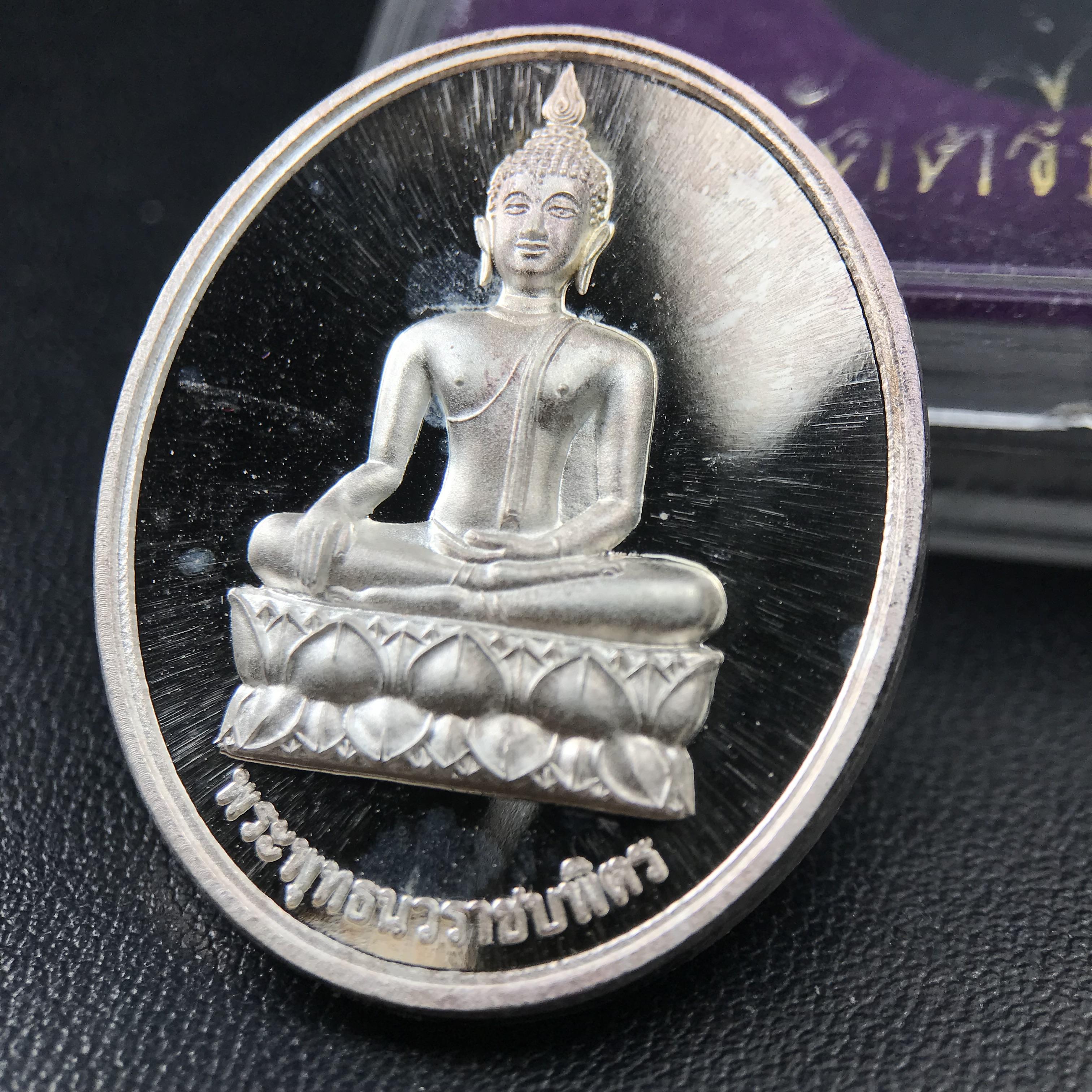 พระพุทธนวราชบพิตร ภปร. ที่ระลึก 7รอบ 84พรรษา ในหลวงรัชกาลที่ 9 วัดตรีทศเทพ จัดสร้าง พ.ศ. 2554 เหรียญเนื้อเงินสภาพสวยกล่องเดิมครบ ตอกโค๊ตและหมายเลข ๔๐๔๒ (1 ใน 9000 เหรียญ)***นิมิตหมายแห่งคุณพระรัตนตรัย และความผูกพันระหว่างพระมหากษัตริย์กับพสกนิกร***