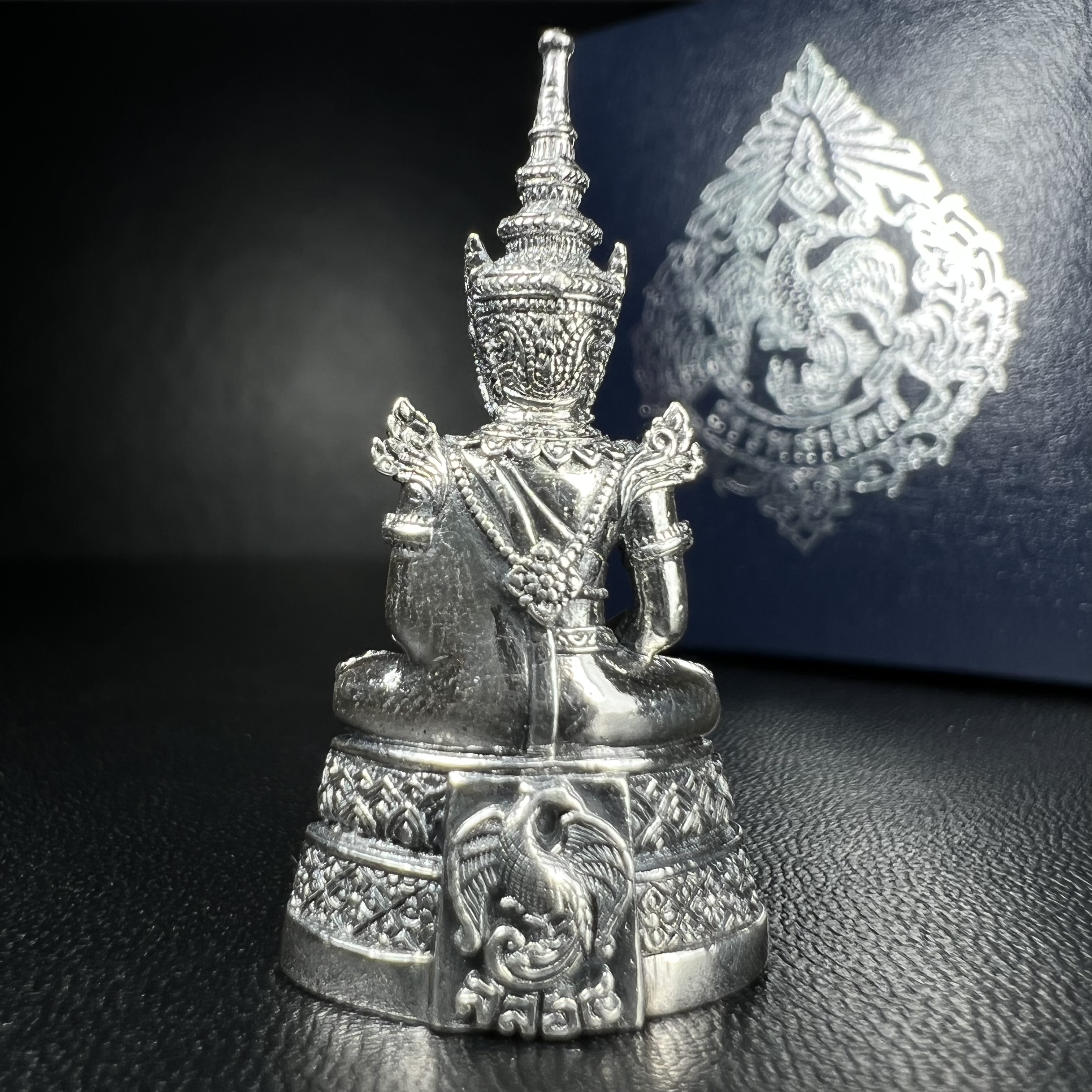 พระแก้วมรกต กรมสรรพสามิตจัดสร้างขึ้นเนื่องในโอกาสครบรอบ 64 ปีของกรมสรรพสามิต และเนื่องในวโรกาสที่พระบาทสมเด็จพระเจ้าอยู่หัวทรงครองราชย์ครบ 50 ปีในปีกาญจนาภิเษก เมื่อ พ.ศ.2539 เนื้อเงินรมดำขัดเงาพร้อมกล่องบรรจุเดิม