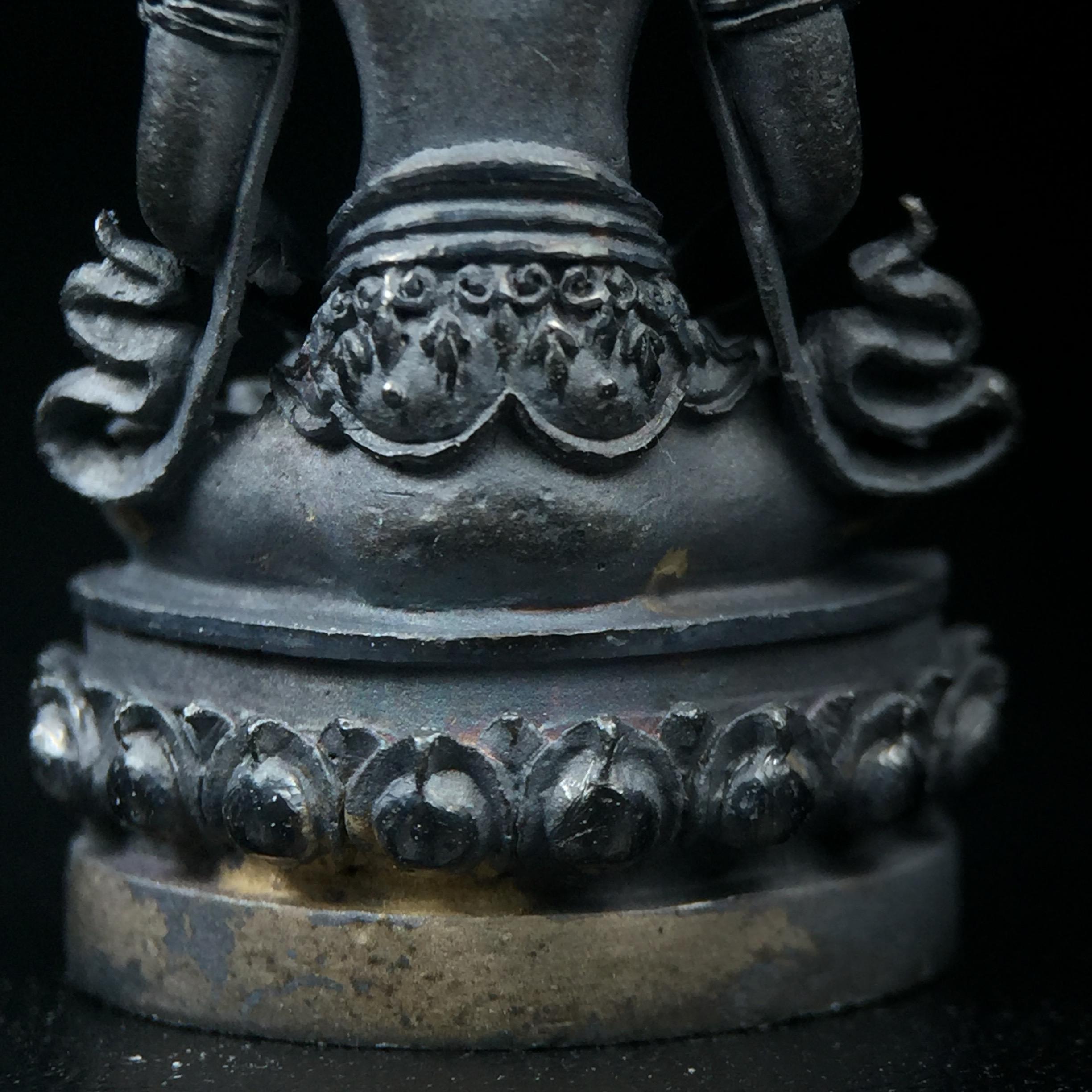 พระกริ่งอวโลกิเตศวร ( เจ้าแม่กวนอิม ) วัดโพธิ์แมนคุณาราม เนื้อเงิน พ่นทราย(ผิวเดิม กลับดำสนิทเข้มขลัง เสน่ห์ของพระเนื้อเงิน) รุ่นอุดมโภคทรัพย์ พ.ศ.2539(อีกหนึ่งรุ่นยอดนิยม พุทธศิลป์สวยงดงาม)