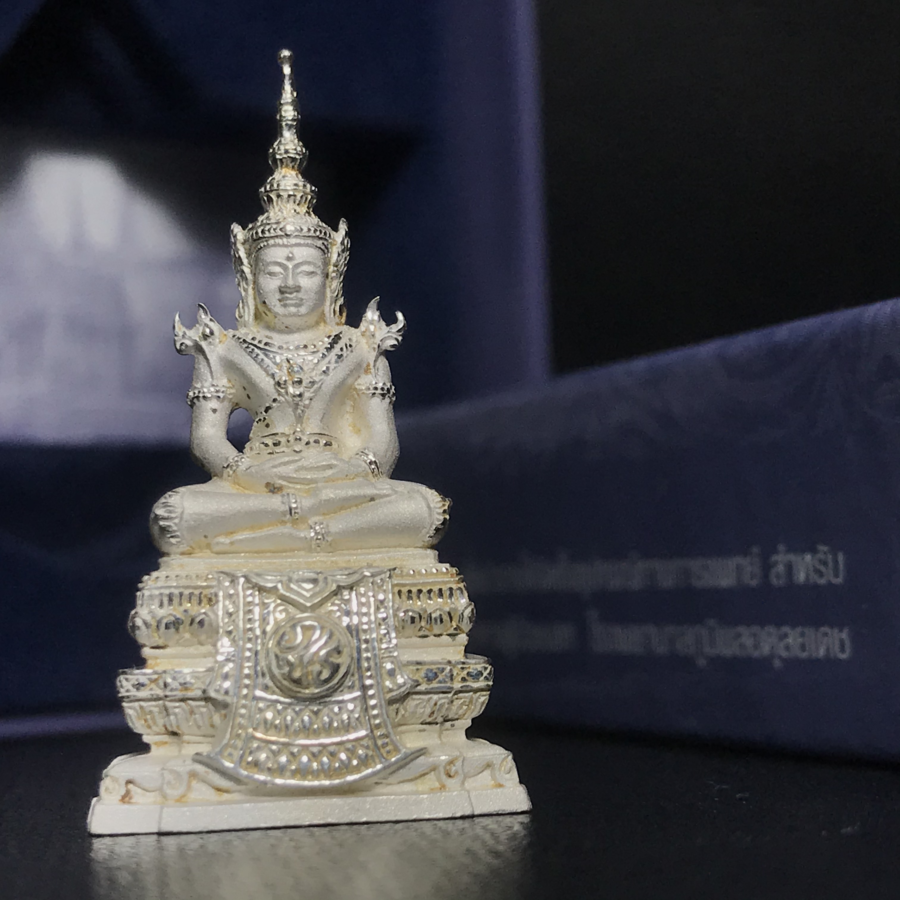 พระแก้วมรกต ภปร.หน้าตัก 1/2 นิ้ว จัดสร้างโดย รพ.ภูมิพลฯ ปี2547 ลอยองค์เนื้อเงิน(1ใน3000องค์)(หายาก)สภาพสวยครบสมบูรณ์