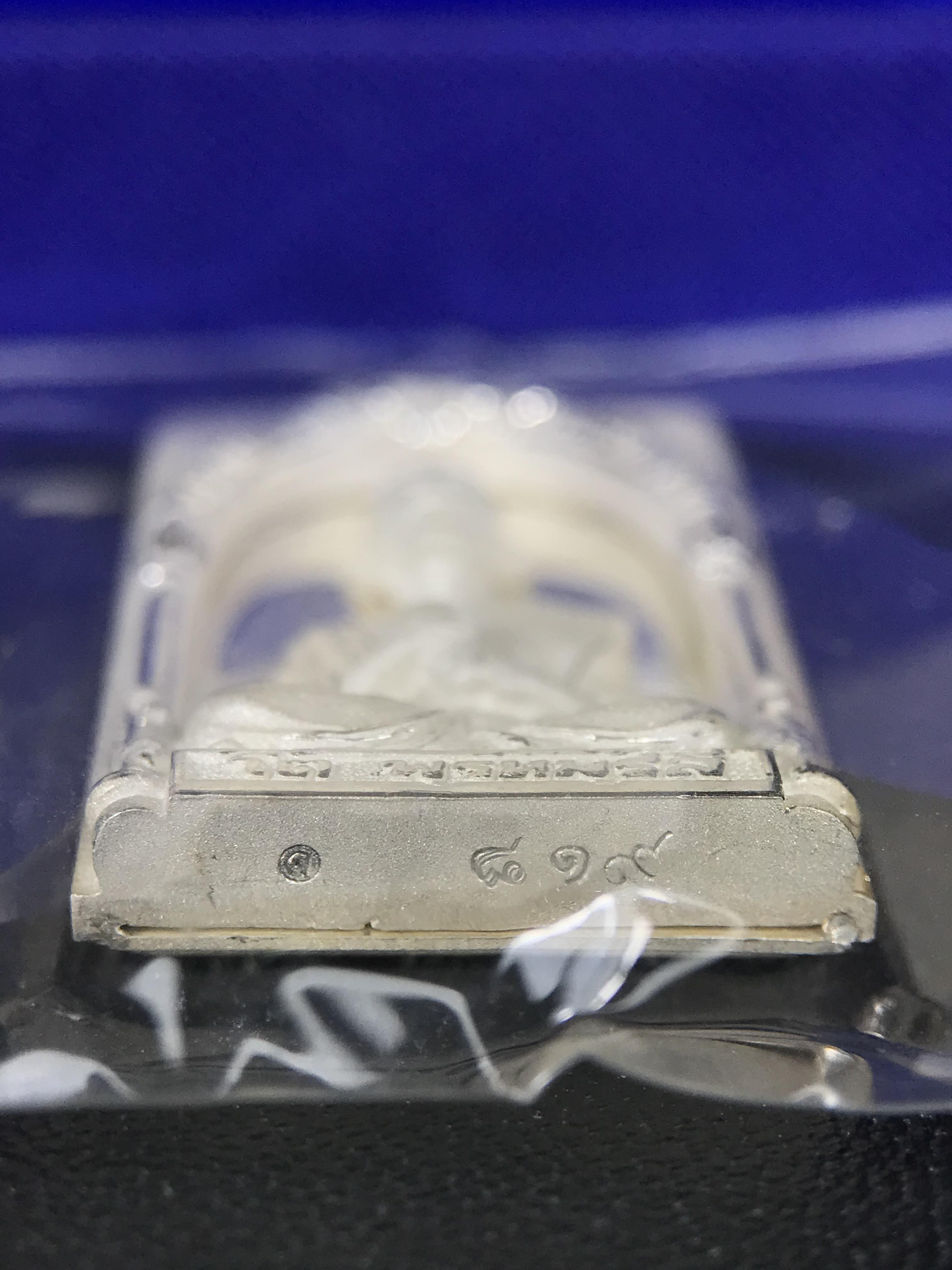 สมเด็จพุฒาจารย์ (โต พรหมรังสี) อนุสรณ์ 128 ปี สมเด็จพระญาณสังวร สมเด็จพระสังฆราช ทรงเมตตาอธิฐานจิต ปี 2543 มหาพุทธาภิเษก 3วาระ เหรียญรูปเหมือนสมเด็จพุฒาจารย์โตด้านหลังพระสมเด็จ พิมพ์ใหญ่เนื้อเงิน ขนาด 1.8 x 2.7 ซม. ทรงคุณค่าทั้งด้านความงานด้านพุทธศิลป์ แล