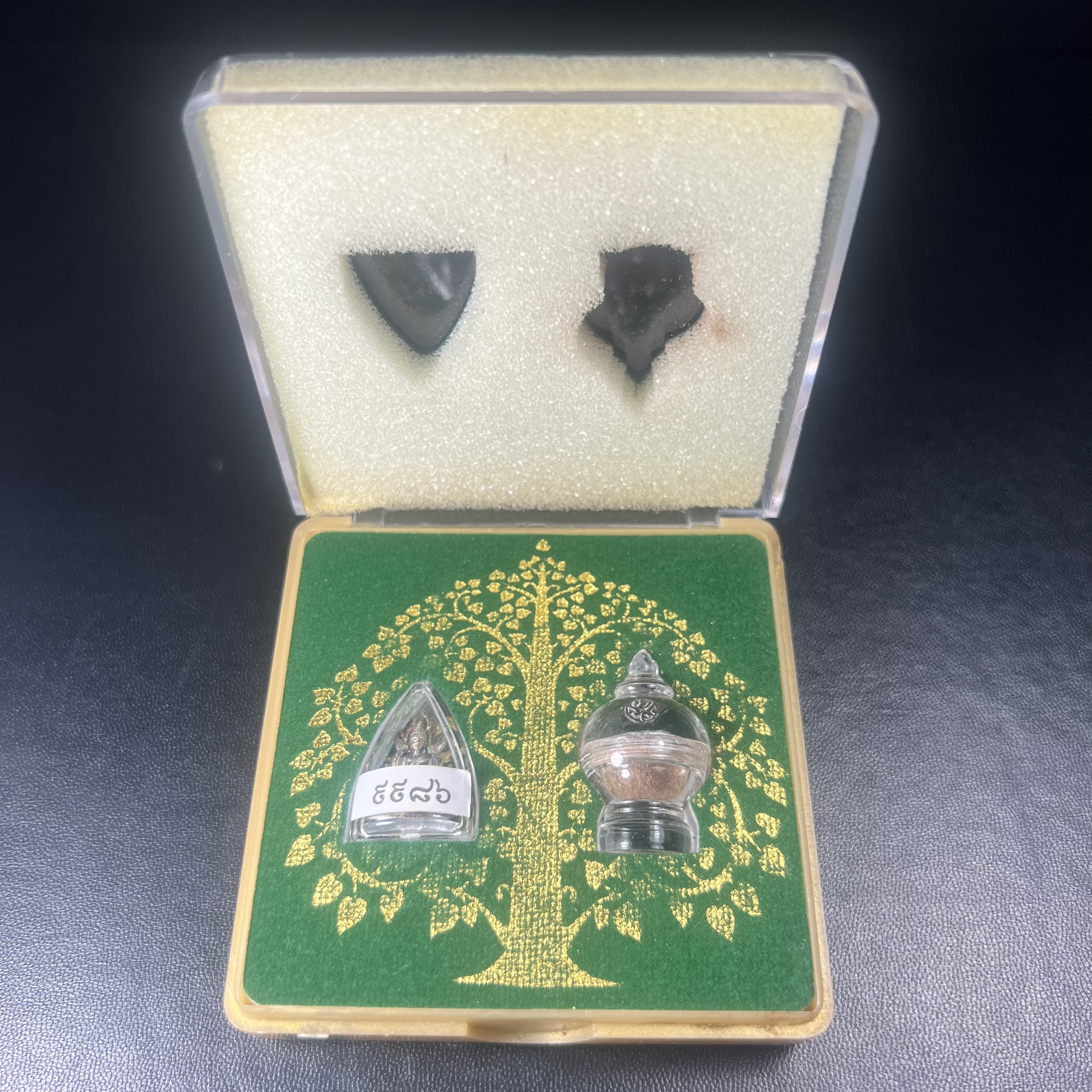 พระพุทธชินราช(จำลอง) ภปร. 84 พรรษา เนื้อเงินชุบทองคำขาว พิมพ์เล็กขนาดหน้าตัก 1/4 นิ้ว (สภาพผิวเดิมสวย ขึ้นสีรุ้งธรรมชาติ แบบนิยม)(พระราชทานมวลสาร จิตรลดาและเส้นพระเจ้า(เส้นผม))พุทธศิลป์ทรงคุณค่าอีกหนึ่งรุ่นยอดนิยม