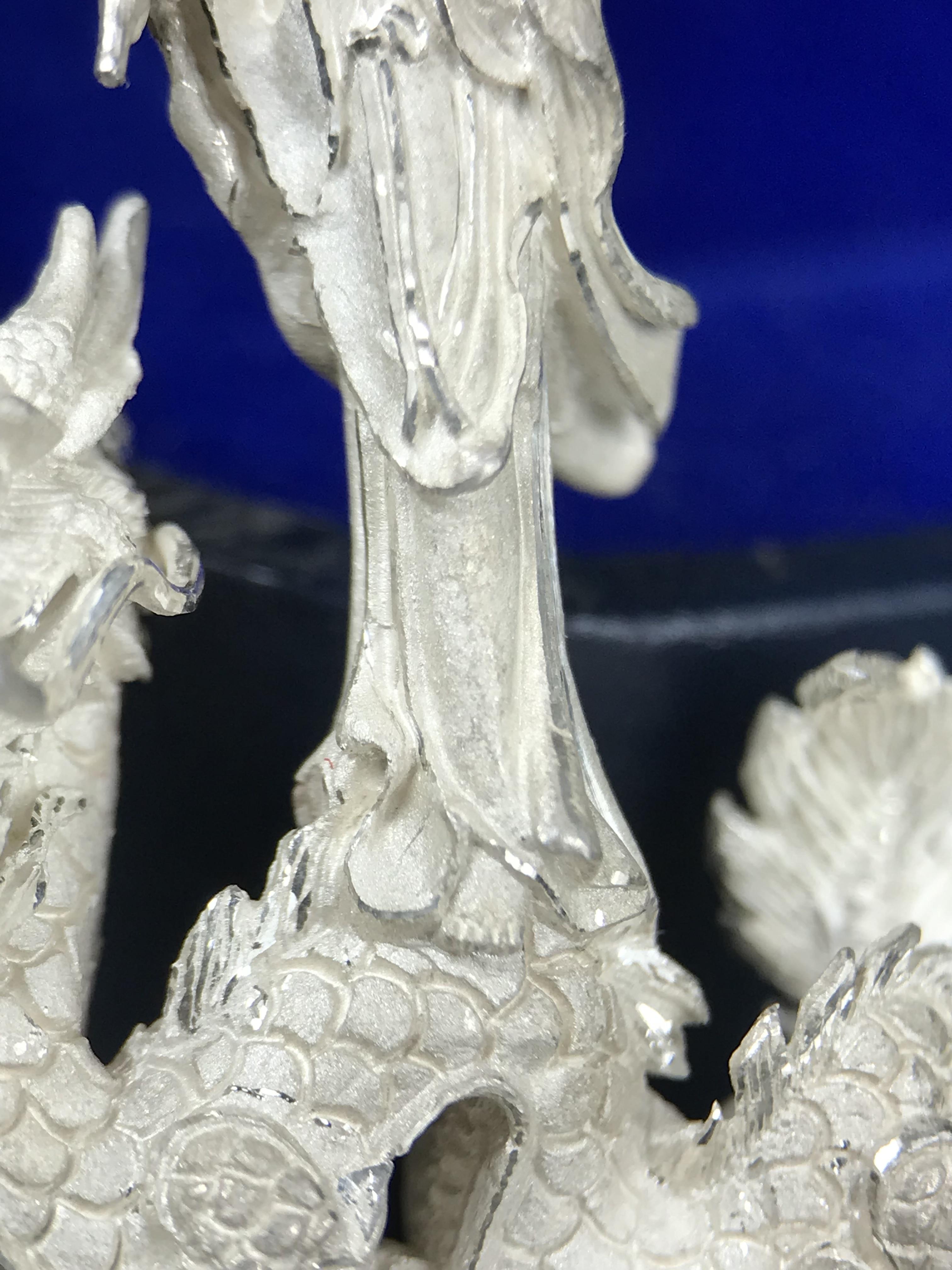 รูปหล่อลอยองค์พระโพธิสัตว์กวนอิม ทรงประทับมังกร จ.ระนอง เนื้อเงินพ่นทรายขัดเงาบางส่วน พิมพ์ใหญ่(สภาพผิว สวยงดงาม ทรงคุณค่า) เฉลิมฉลองในวโรกาสที่พระบาทสมเด็จพระเจ้าอยู่หัวทรงครองสิริราชสมบัติครบ 50 ปี จ.ระนอง พ.ศ.2539