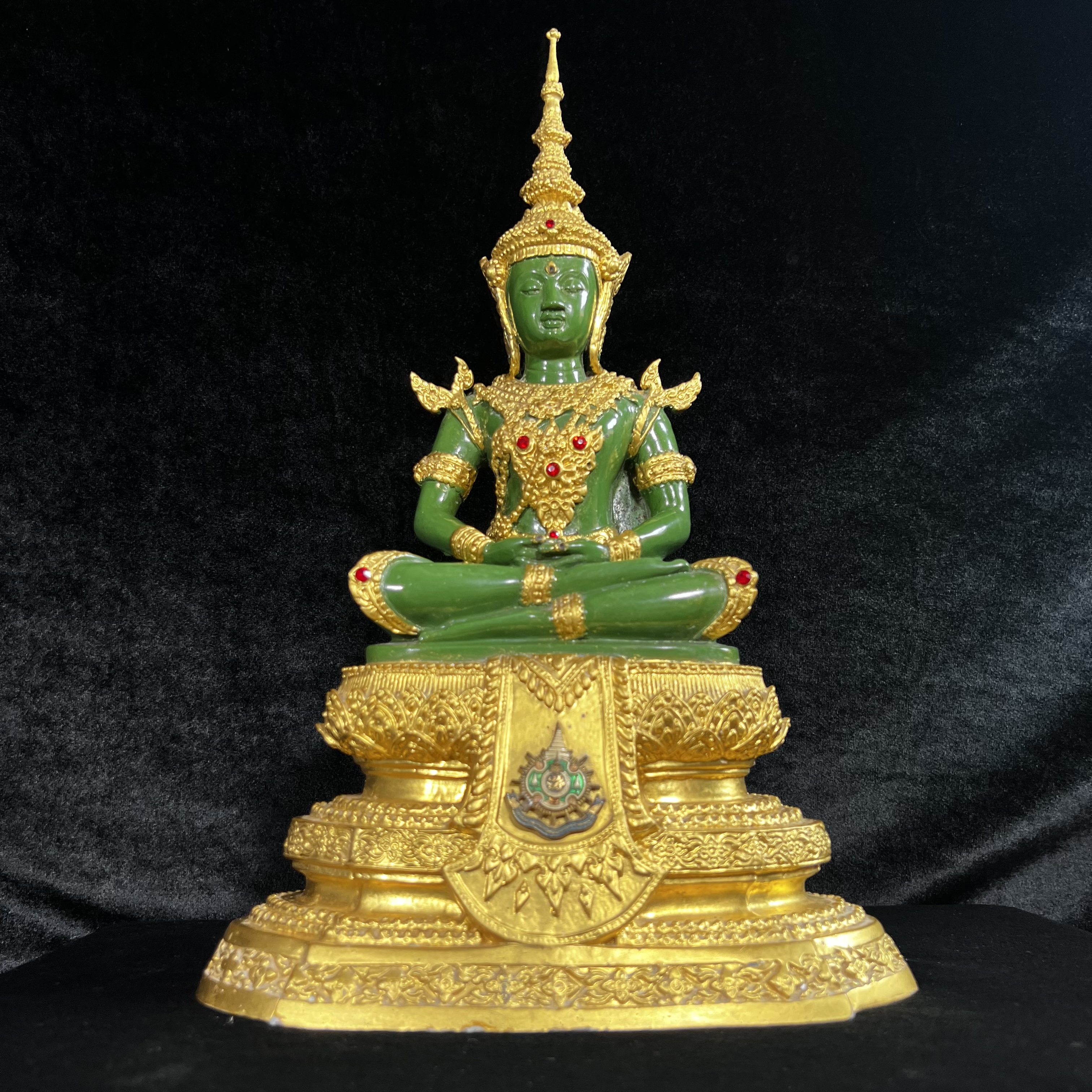 พระพุทธมหามณีรัตนปฏิมากร (จำลอง)พระแก้วมรกต วัดพุทธไทยถาวรวนาราม นครนิวยอร์ก ตรา ภปร. 6รอบ 72พรรษา ในหลวงรัชกาลที่9 ปี2542 ขนาดบูชาหน้าตัก 5นิ้ว หล่อเนื้อโลหะ(ในหลวงรัชกาลที่9 เสด็จเจิมพระสุหร่าย)(1ใน999องค์)