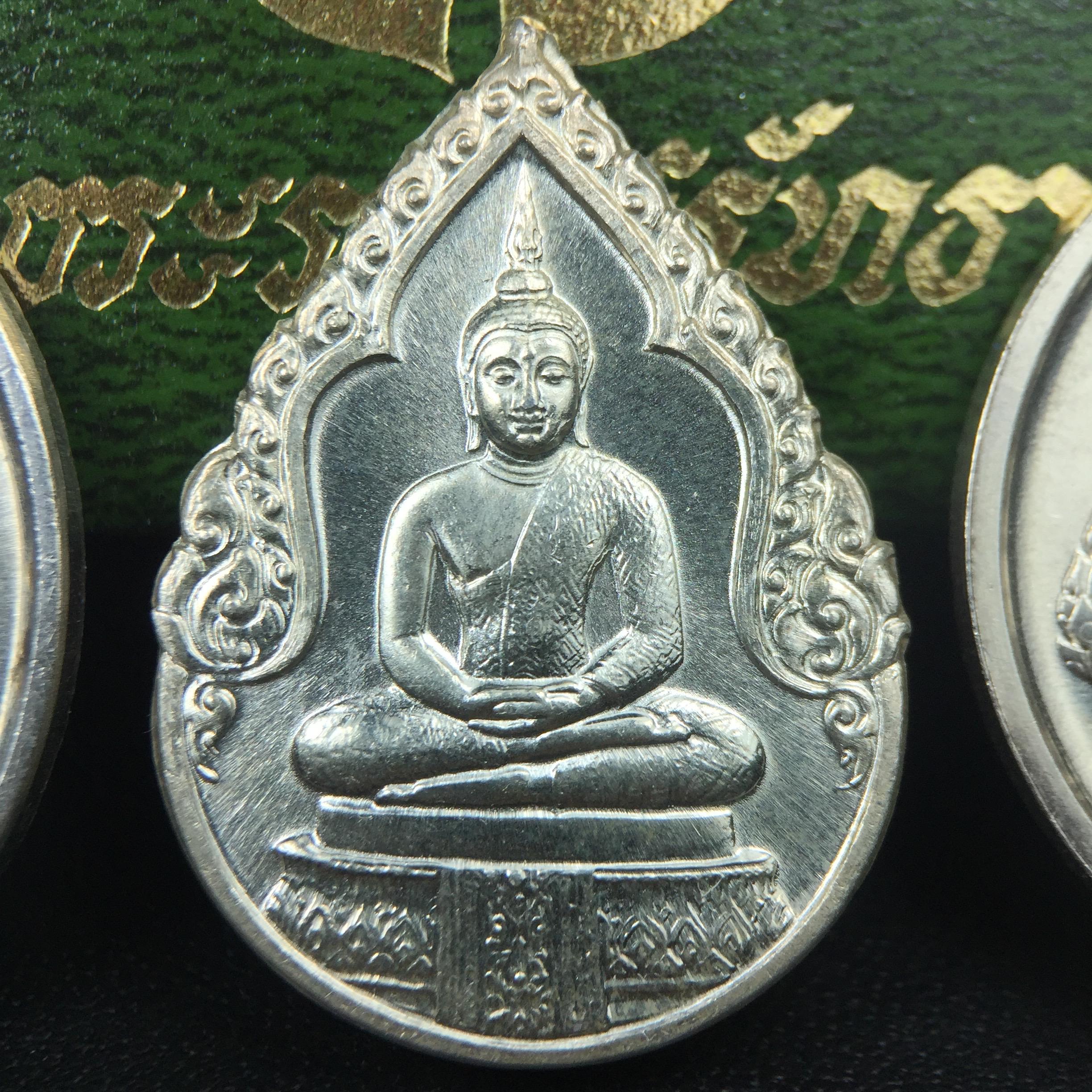 เหรียญพระแก้วมรกตหลัง ภปร. ฉลองกรุงรัตนโกสินทร์ครบ 200 ปี พ.ศ.2525 เนื้อเงินกล่องบรรจุเดิมครบ3พิมพ์(บล็อกพระราชศรัธา)(ในหลวงรัชกาลที่9 เสด็จในพิธี)พระคู่บ้านคู่เมือง...พระดี...พิธีใหญ่