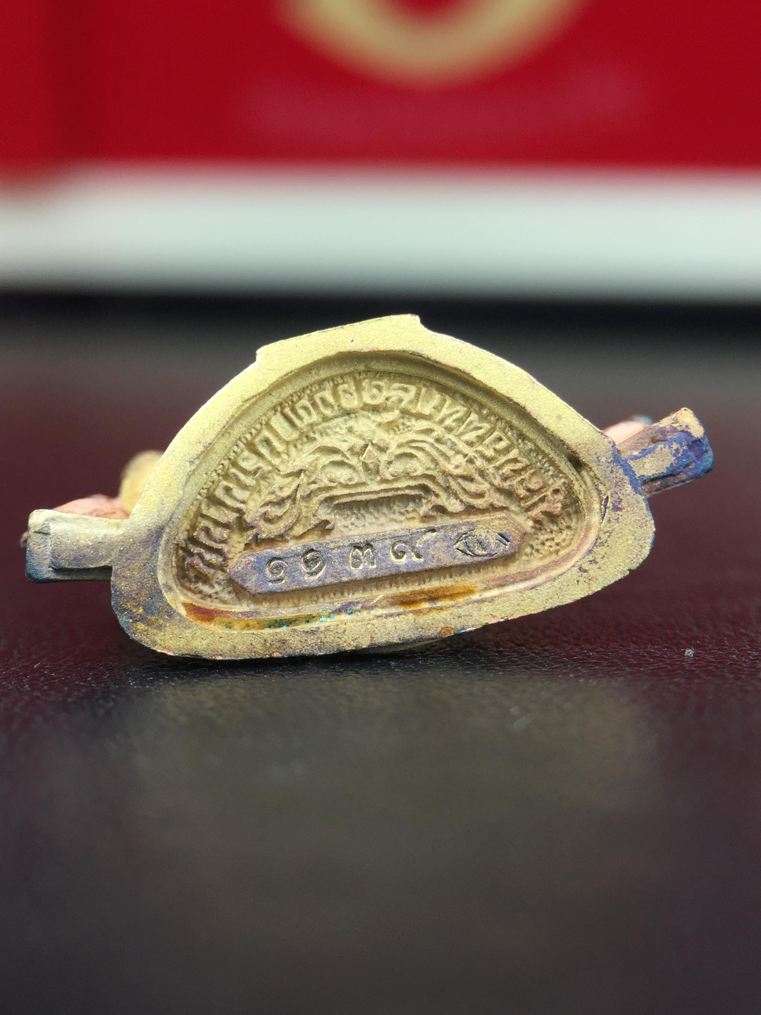 พระพุทธชินราช ภปร. ในวโรกาสพระราชพิธีมหามงคล เฉลิมพระชนมายุ6รอบ 5ธันวาคม2542 มูลนิธิพิทักษ์ดวงตาประชาชน จัดสร้าง เนื้อเงินบริสุทธิ์ 99.9% แบบสามกษัตริย์ขัดเงาบางส่วน พิมพ์ใหญ่ ขนาดสูง 3.4 ซม. พร้อมกล่องบรรจุเดิม