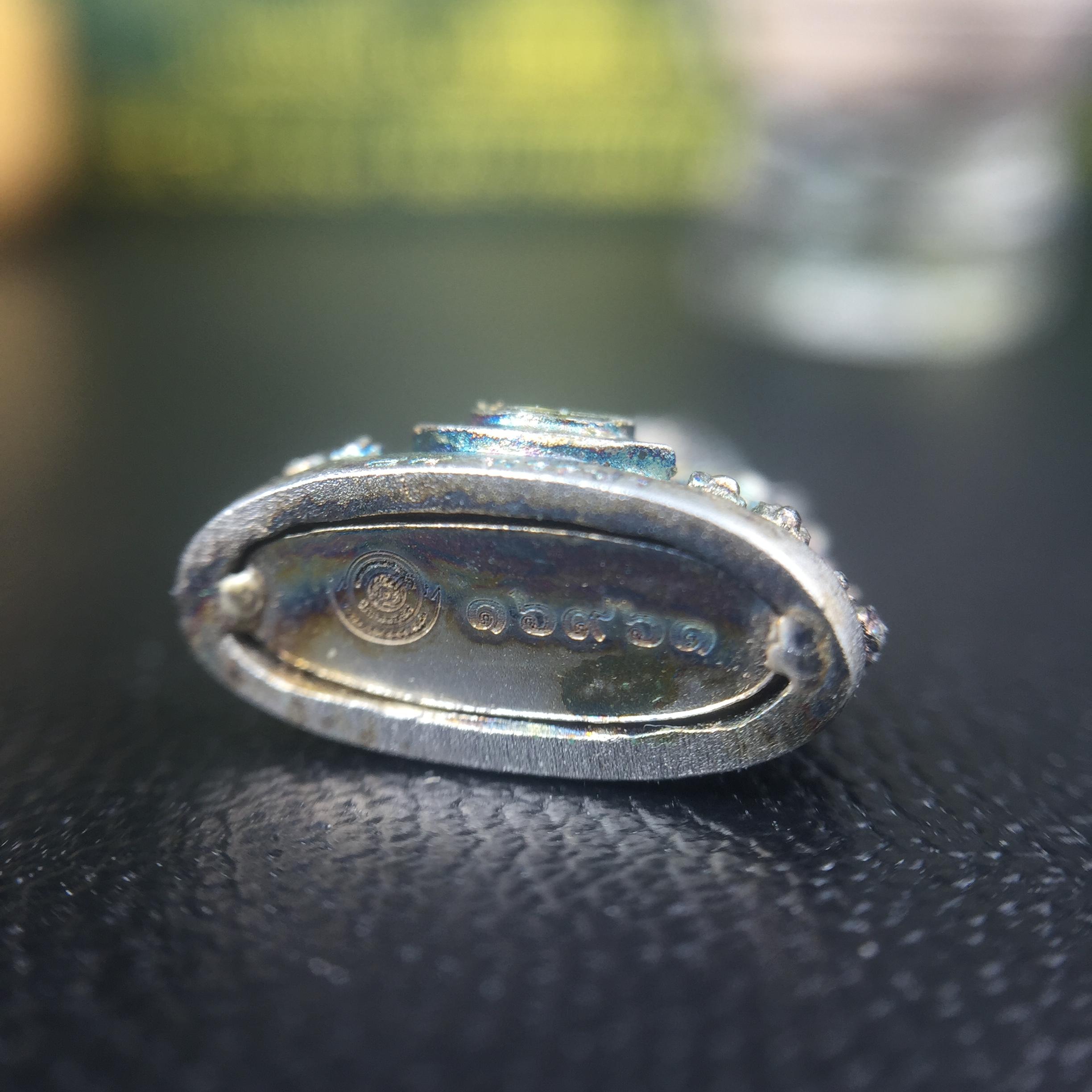 พระพุทธชินราช(จำลอง) ภปร. 84 พรรษา เนื้อเงินชุบทองคำขาว พิมพ์เล็กขนาดหน้าตัก 1/4 นิ้ว (สภาพผิวเดิมสวย ขึ้นสีรุ้งธรรมชาติ แบบนิยม)(พระราชทานมวลสาร จิตรลดาและเส้นพระเจ้า(เส้นผม))