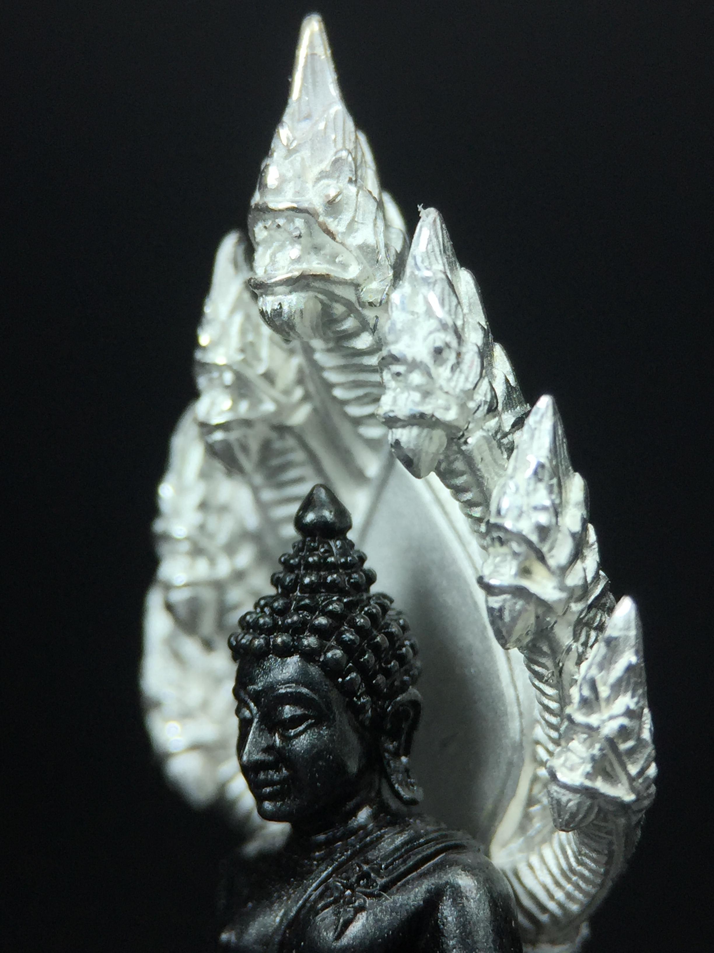 พระนาคปรก สธ. รุ่นสร้างพระอุโบสถเฉลิมพระเกียรติ 4 รอบ 84 พรรษา สมเด็จพระเทพรัตนราชสุดาฯ วัดบวรนิเวศวิหาร ปี 2543 พิมพ์ใหญ่ องค์พระเนื้อนวโลหะ ฐานนาคปรกเนื้อเงิน(สภาพ สวย )พิธีใหญ่ พุทธศิลป์งดงาม หายาก (1 ใน 1999 องค์)