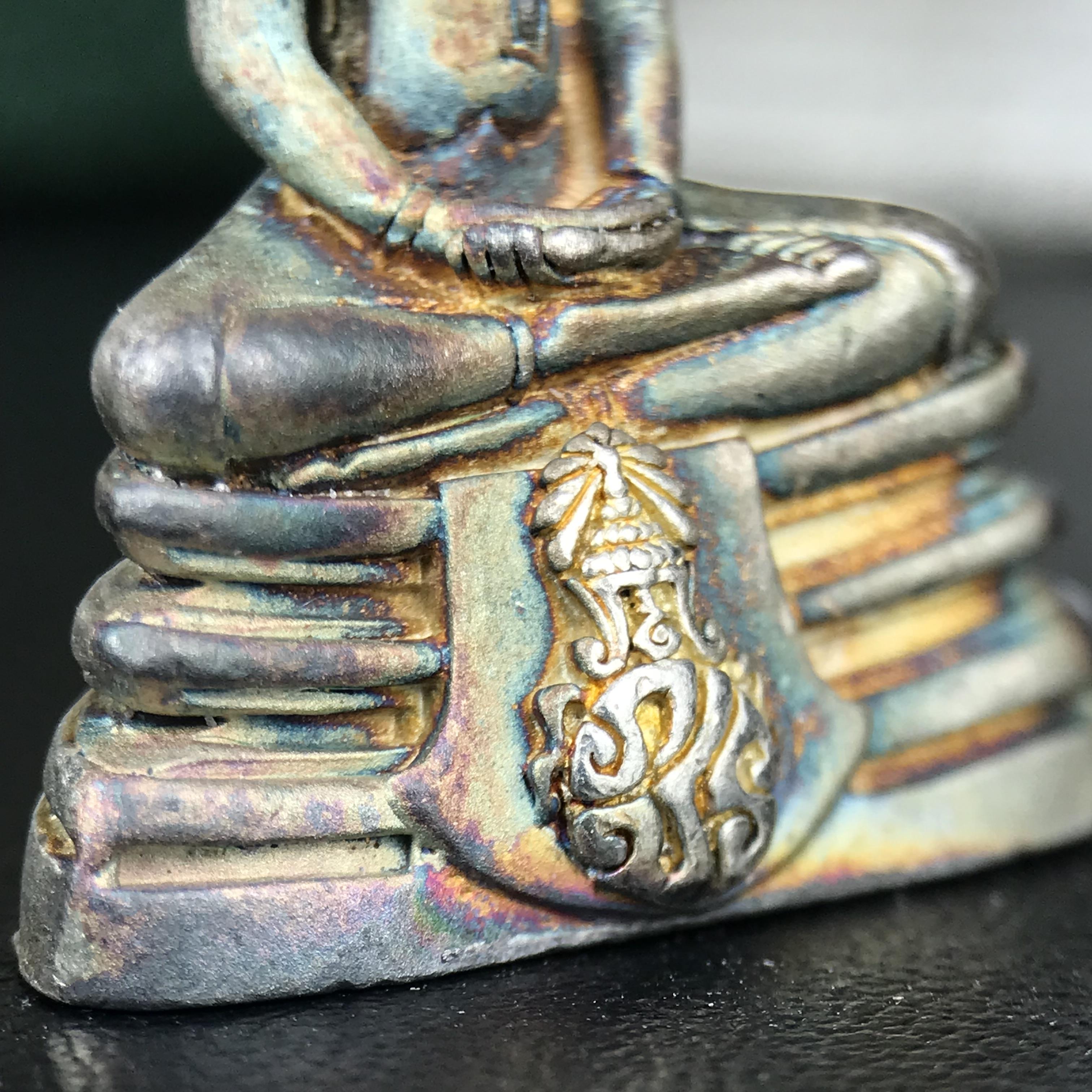 พระพุทธโสธร ภปร. รุ่นย้อนยุค สร้างพระอุโบสถ สมาคมชาวฉะเชิงเทรา จัดสร้าง ปี 2539 วโรกาสครองสิริราชสมบัติครบ 50 ปี เนื้อเงินทรายนวลขัดเงาบางส่วน(สภาพผิวเดิม ขึ้นสีรุ้งธรรมชาติ เก่าเก็บอย่าดี สวยมาก แบบนี้หายาก) พร้อมกล่องบรรจุและใบรับรองเดิม