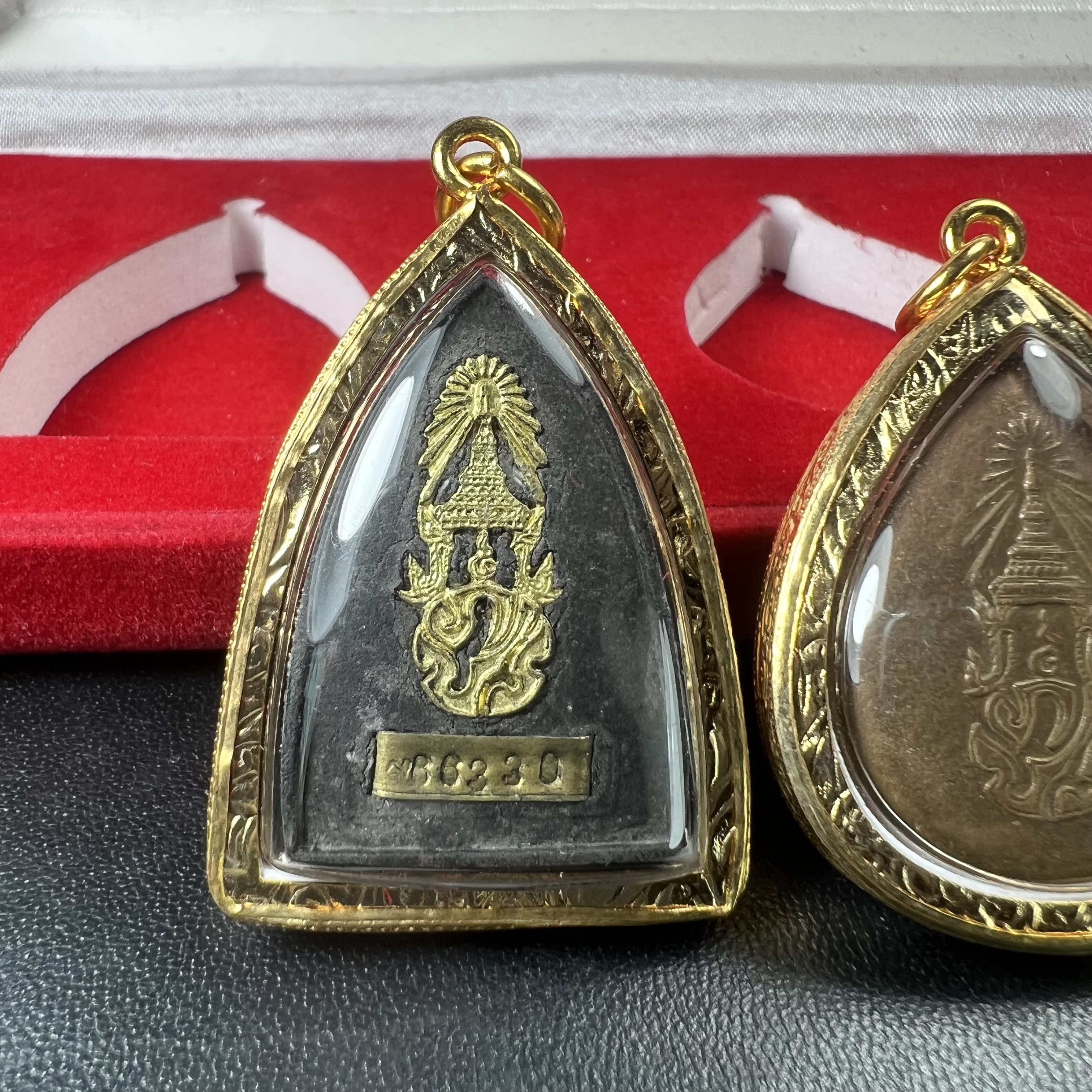 พระชุดของขวัญ 3 องค์ พระหลวงปู่ทวด ภปร. ทรงกลีบบัวและกลีบขนุนพร้อมเหรียญพระพุทธสิงหธรรมมงคล ปี 2547 (ชนวนเก่า)เนื้อว่านด้านหลังมี ภปร. เป็นโลหะผสมสูง 3.3ซม.พิธีใหญ่ มวลสารดี ปลุกเสกวัดพระแก้ว(งานเลี่ยมกรอบเดิมจากผู้จัดสร้างห่อหุ้มด้วยทองนพเกล้า)