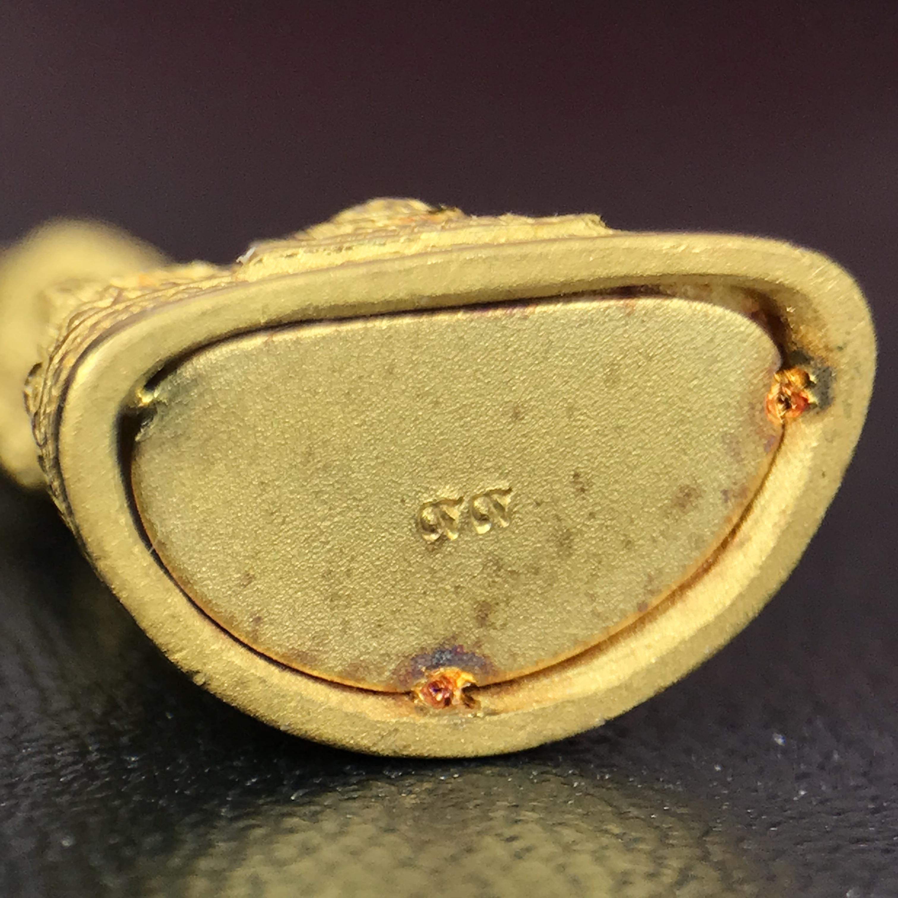 พระแก้วมรกต ภปร.(รุ่นแรก) ปี2545 รุ่นฉลองกรุงรัตนโกสินทร์ครบ 220 ปี พิมพ์ลอยองค์เล็ก เนื้อทองคำบริสุทธิ์ 96.5%(6.5กรัม) ขนาด 10*19 มม.ครบสมบูรณ์(องค์หมายเลข ๙๙)(หมายเลขมงคลเจริญก้าวหน้าในทุกๆด้าน)สุดยอดมงคลแผ่นดินที่ควรเก็บรักษา บูชาเป็นมงคลชีวิต(หายาก)