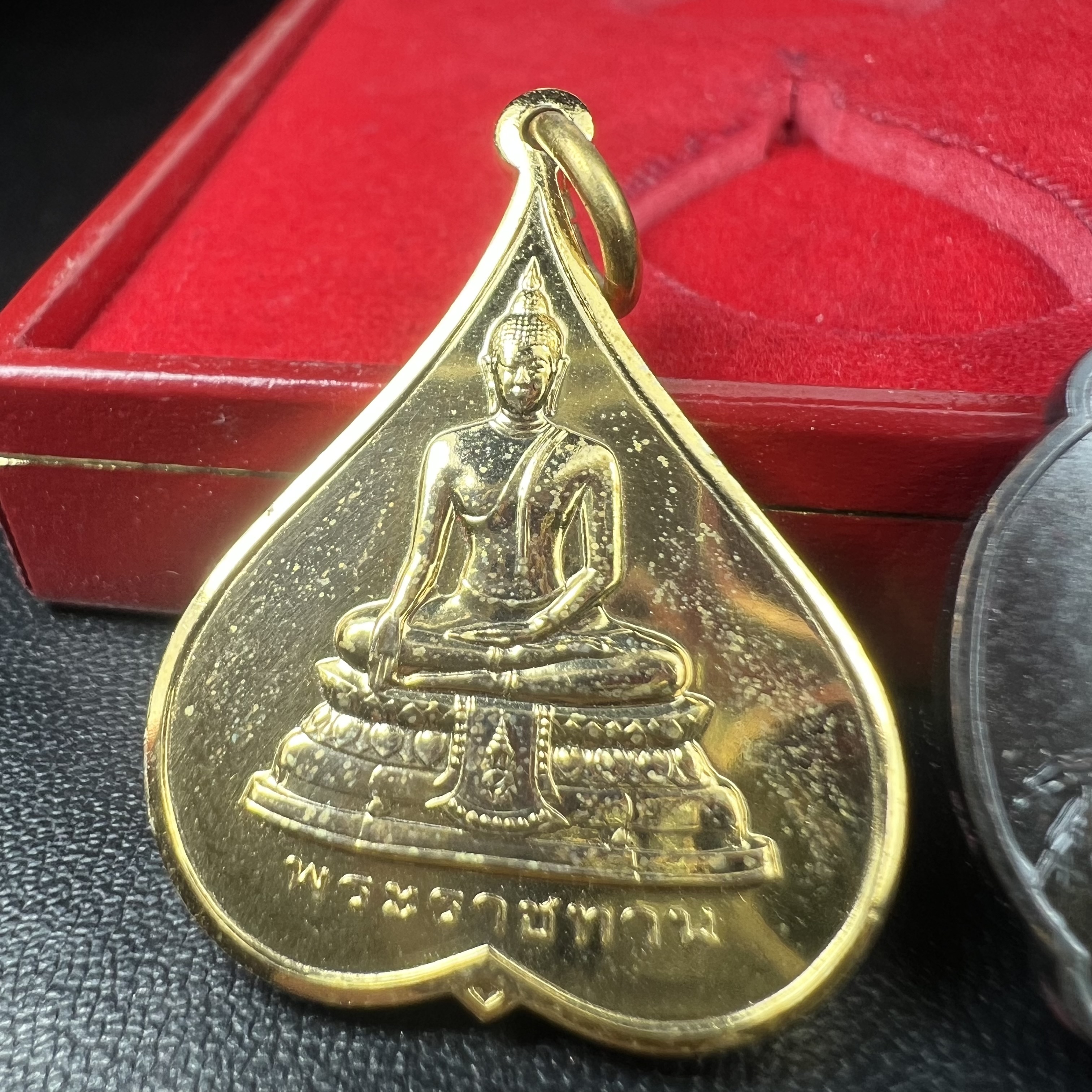 เหรียญพระราชทาน มูลนิธิ พอ.สว. ปี2541 (1ชุด มี 2 เหรียญ สภาพสวยมาก(กล่องเดิม))