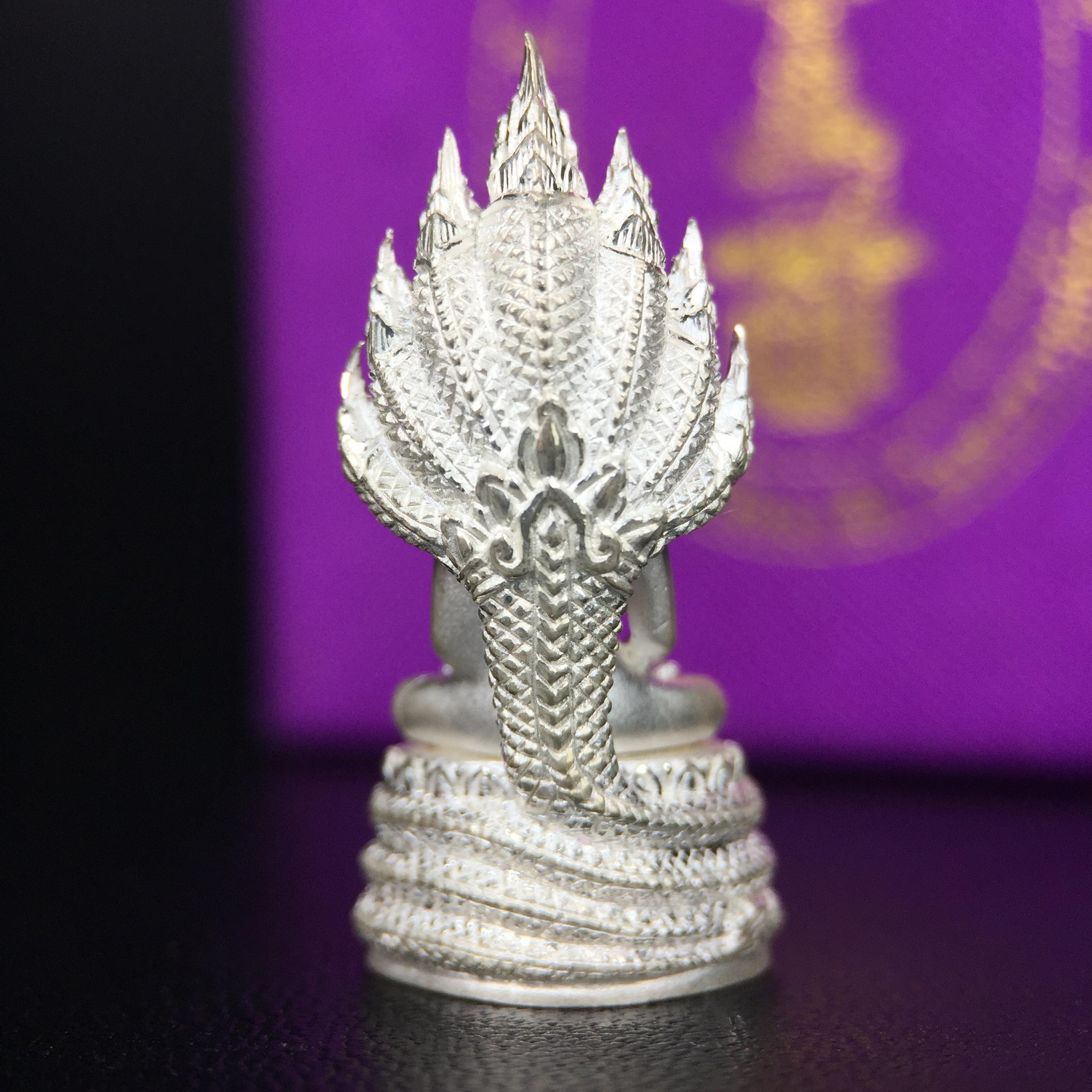 พระนาคปรก สธ. รุ่นสร้างพระอุโบสถเฉลิมพระเกียรติ 4 รอบ 84 พรรษา สมเด็จพระเทพรัตนราชสุดาฯ วัดบวรนิเวศวิหาร ปี 2543 พิมพ์เล็ก เนื้อเงินบริสุทธิ์ แบบพ่นทรายขัดเงาบางส่วน(สภาพ สวย กล่องบรรจุเดิมครบ)พิธีใหญ่ พุทธศิลป์งดงาม หายาก (1 ใน 2999 องค์)