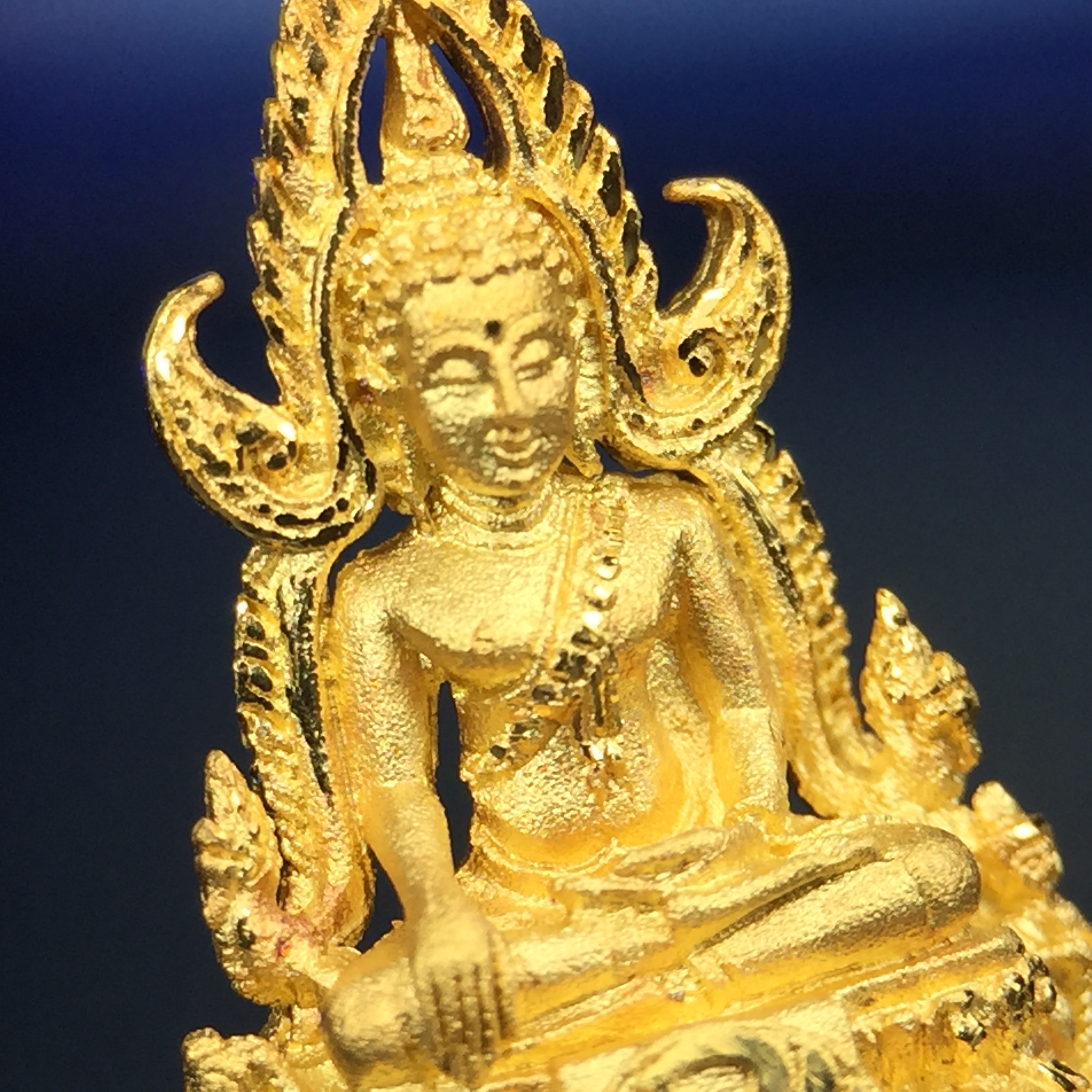 พระพุทธชินราช ภปร. โครงการ เพราะแผ่นดินนี้คือแผ่นดินเกิด ปี2551 เนื้อทองคำ 96.5%(น้ำหนัก 2.6 กรัม) ขนาดหน้าตัก1/4นิ้ว (สวยงามทรงคุณค่าหายาก)1 ใน 5000องค์