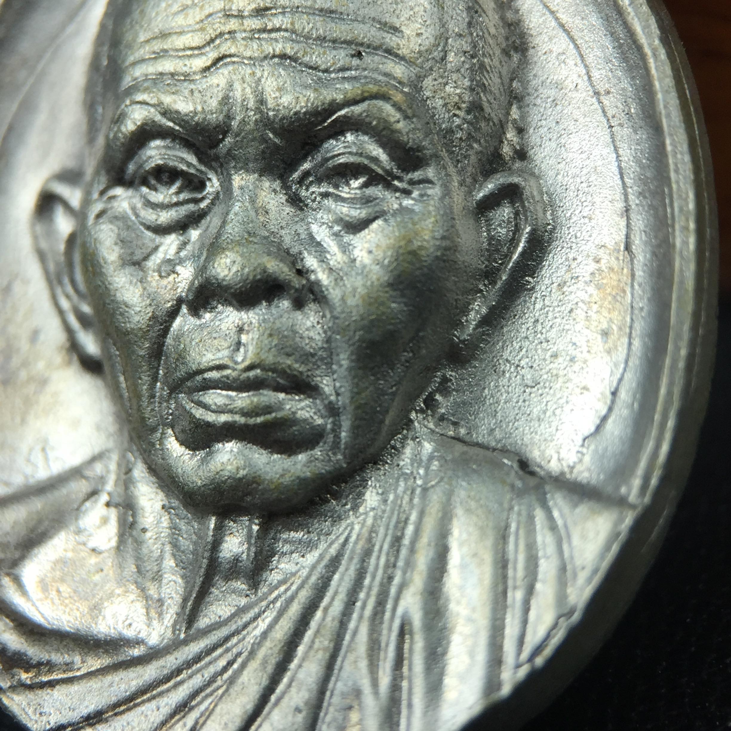 เหรียญรูปเหมือนพระญาณวิทยาคมเถร (หลวงพ่อคูณ ปริสุทโธ)ชุดกาญจนาภิเษกครองราชย์ครบ 50 ปี วัดบวรนิเวศวิหาร ปี 2538 เหรียญหล่อเนื้อนวโลหะ(พิเศษกรรมการมีรอยจาร ตอกโค๊ดหมายเลข ๑๗๘)(หายากพบเจอน้อยมาก)(พร้อมกล่องบรรจุเดิมลายไม้สีน้ำตาลมีตรากาญจนา) พิธีใหญ่