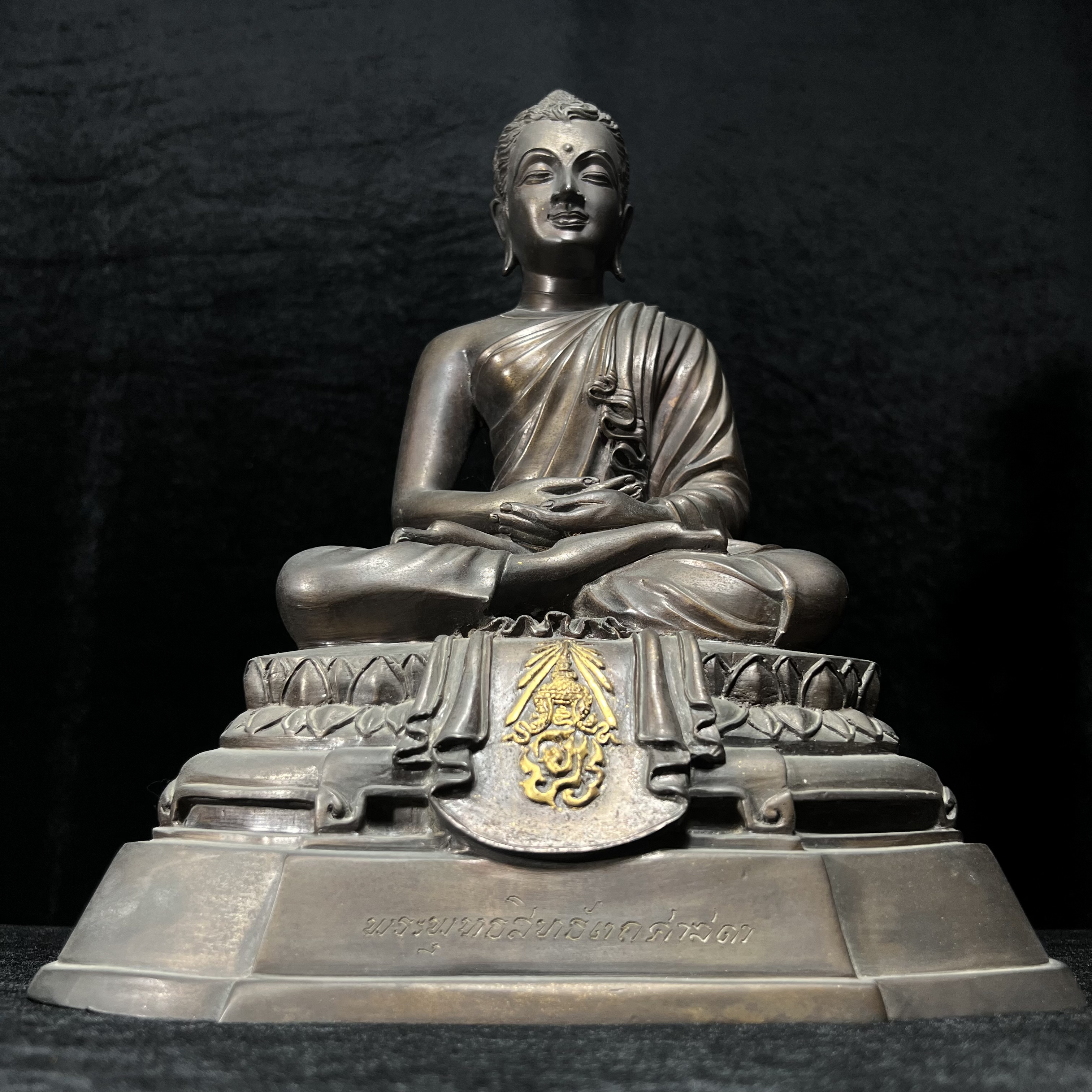 พระพุทธสิทธัตถศาสดา 100 ปี กรมบัญชีกลาง พ.ศ.2533(รุ่นแรก) เนื้อโลหะสำริด รมมันปู หน้าตัก 5.9 นิ้ว (พิธีใหญ่ ศิลป์สวย หายาก)(พระราชทานเม็ดพระธาตุ บรรจุมวลสารใต้ฐานองค์พระ)องค์หมายเลข 63(ผลรวมได้ 9 เลขมหามงคลเจริญก้าวหน้าในทุกด้าน)