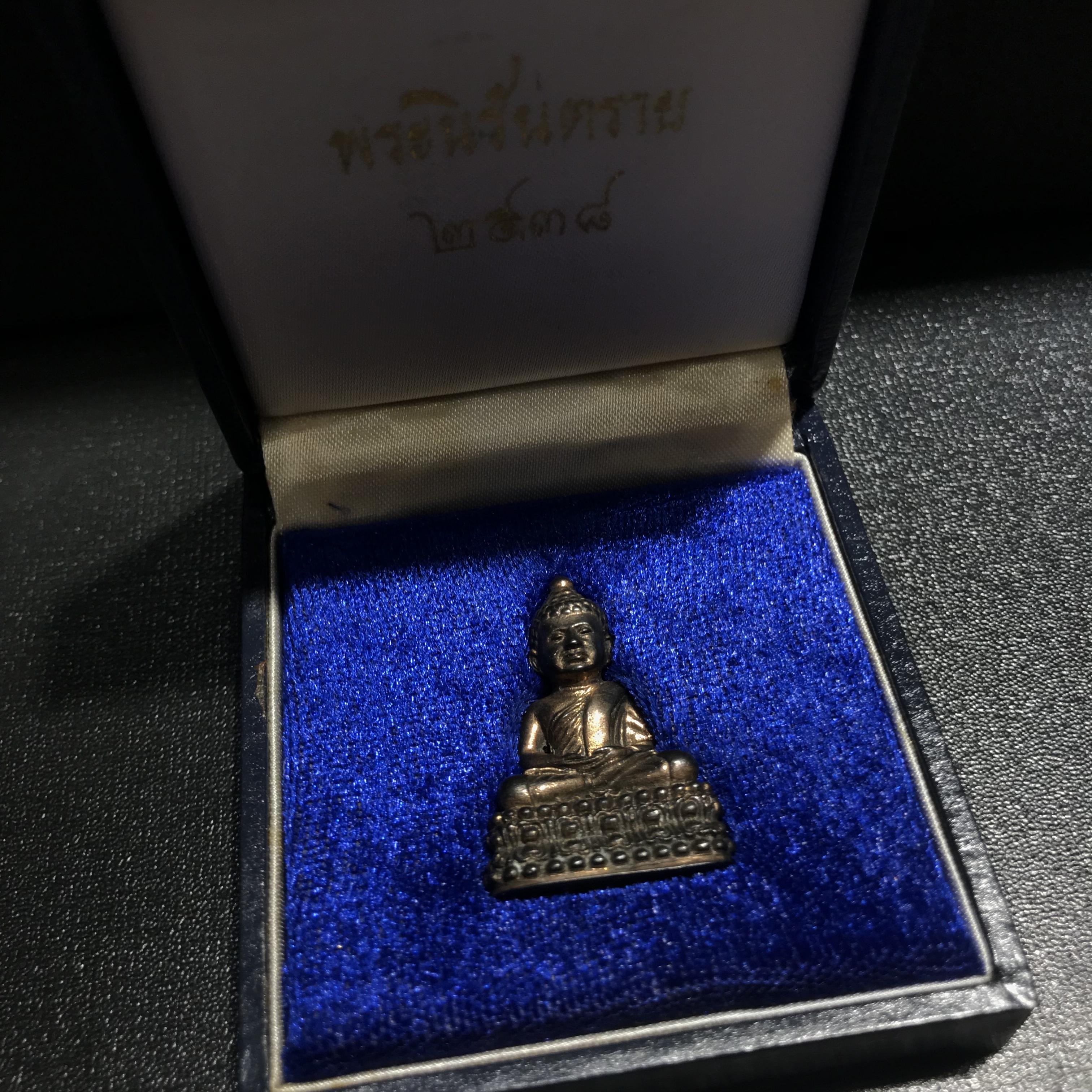 พระนิรันตราย ปี2538 วัดบวรนิเวศ เนื้อนวโลหะเต็มสูตร (อุดผงจิตรดาและเส้นเกษา)(นิยมหายาก)