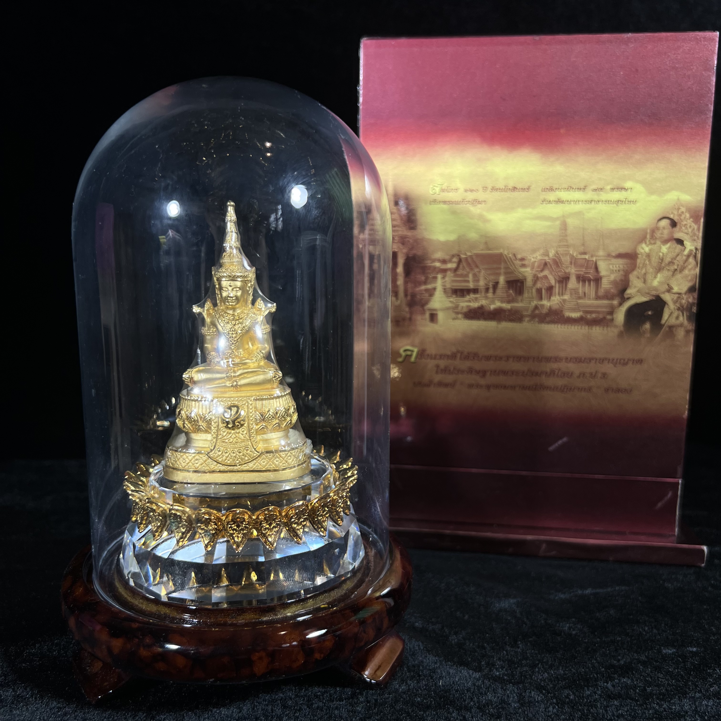 พระแก้วมรกต ภปร.(รุ่นแรก) ปี2545 รุ่นฉลองกรุงรัตนโกสินทร์ครบ 220 ปี หล่อลอยองค์ เนื้อทองคำบริสุทธิ์99.99% ขนาดบูชา 50*90 มม. พร้อมฐานวางครอบแก้วเดิมกล่องบรรจุเดิมครบสมบูรณ์(สวยงามและหายากมาก)(1ใน1000องค์)