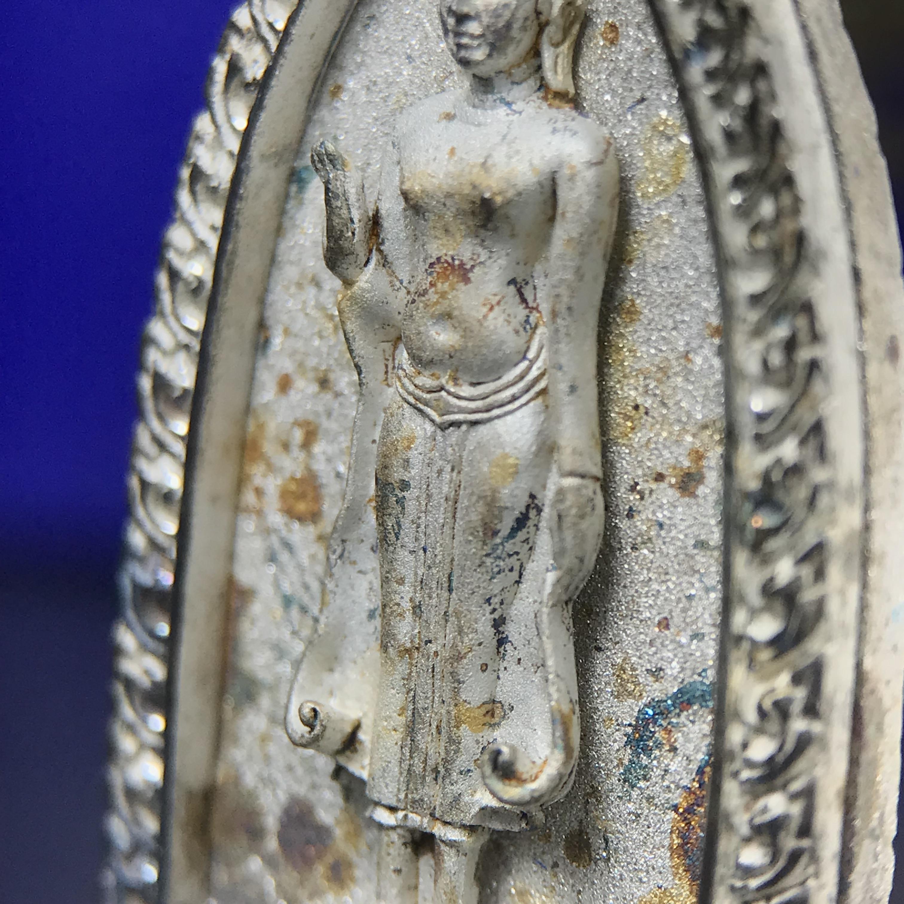 พระพุทธกาญจนพรสยามภูมิ ภปร. ปี 2539 เนื้อเงินพื้นทรายประกาย(ผิวเดิมสวย) พิมพ์ทรงใบขนุน ขนาด3.2ซม. พระพุทธรูปประจำพระชนมวาร รัชกาลที่9 ทรงโปรดเกล้าให้วิทยาลัยป้องกันราชอาณาจักร(วปอ.)สร้างในวโรกาสทรงครองสิริราชสมบัติครบ50ปี พ.ศ.2539(1ใน5000องค์)