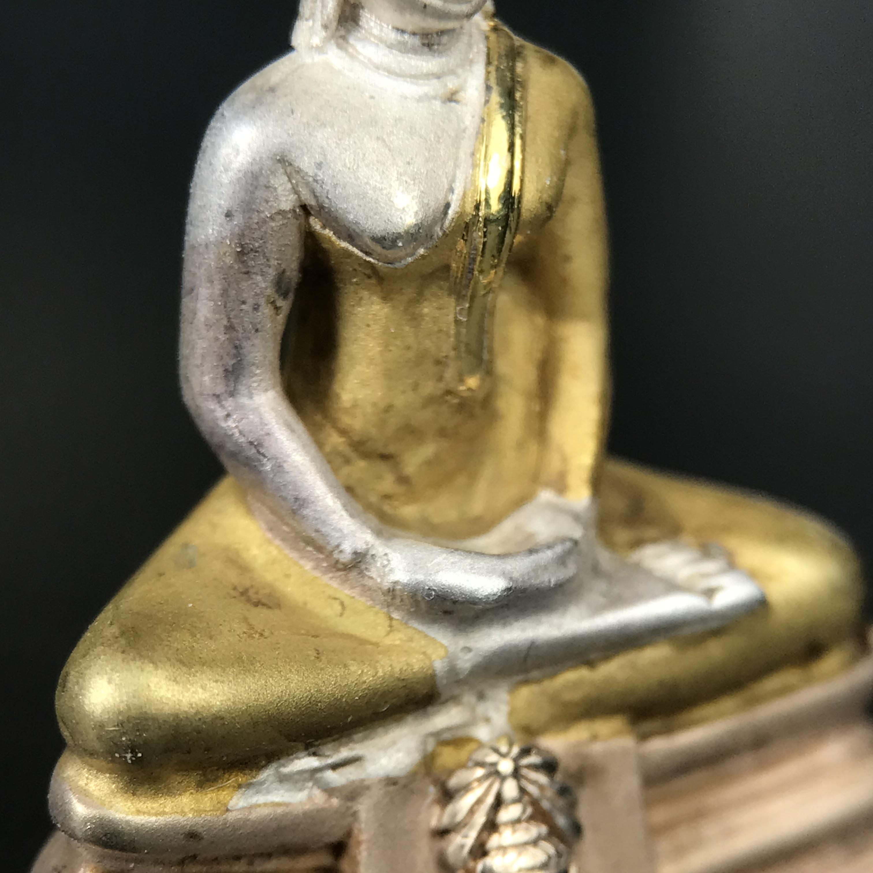 พระพุทธโสธร ภปร. รุ่นย้อนยุค สร้างพระอุโบสถ สมาคมชาวฉะเชิงเทรา จัดสร้าง ปี 2539 วโรกาสครองสิริราชสมบัติครบ 50 ปี เนื้อเงินชุบสามกษัตริย์ทรายนวลขัดเงาบางส่วน(สภาพผิวเดิม เก่าเก็บ) พร้อมกล่องบรรจุและใบรับรองเดิมครบ