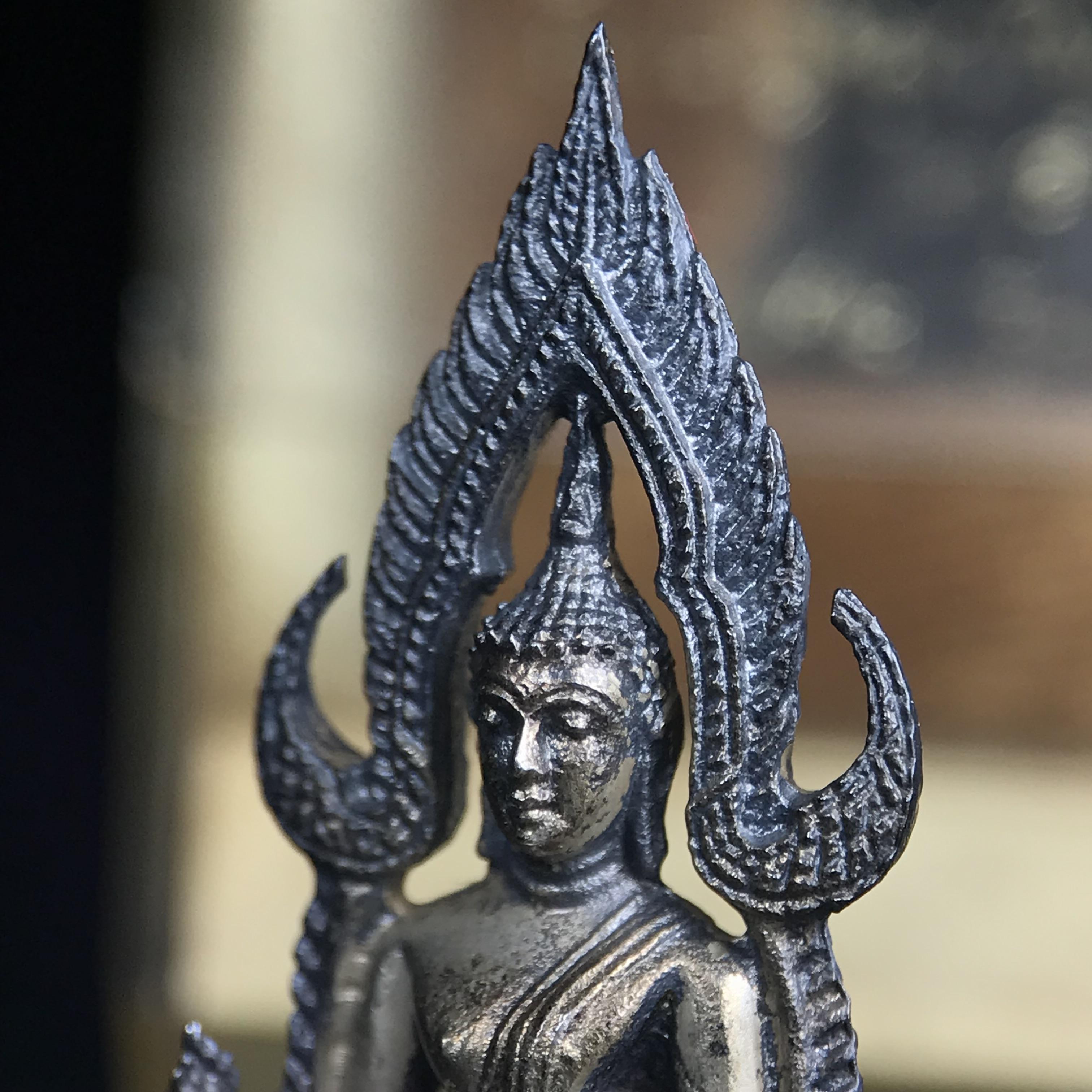 พระกริ่งพระพุทธชินราช มวก. วัดเบญจมบพิตรฯ ปี 2519(รุ่นพิเศษ รุ่นแรก รุ่นเดียว)เนื้อเงิน(สภาพสวยผิวเดิมติดรุ้งผิวขึ้นน้ำทองสวยมีเสน่ห์ตามกาลเวลา)(ในหลวงรัชกาลที่9และสมเด็จพระราชินีเสด็จฯเททอง)(พิธีใหญ่ เกจิอาจารย์ในยุคยอดนิยมร่วมปลุกเสก) (องค์หมายเลข ๓๐๓๔)