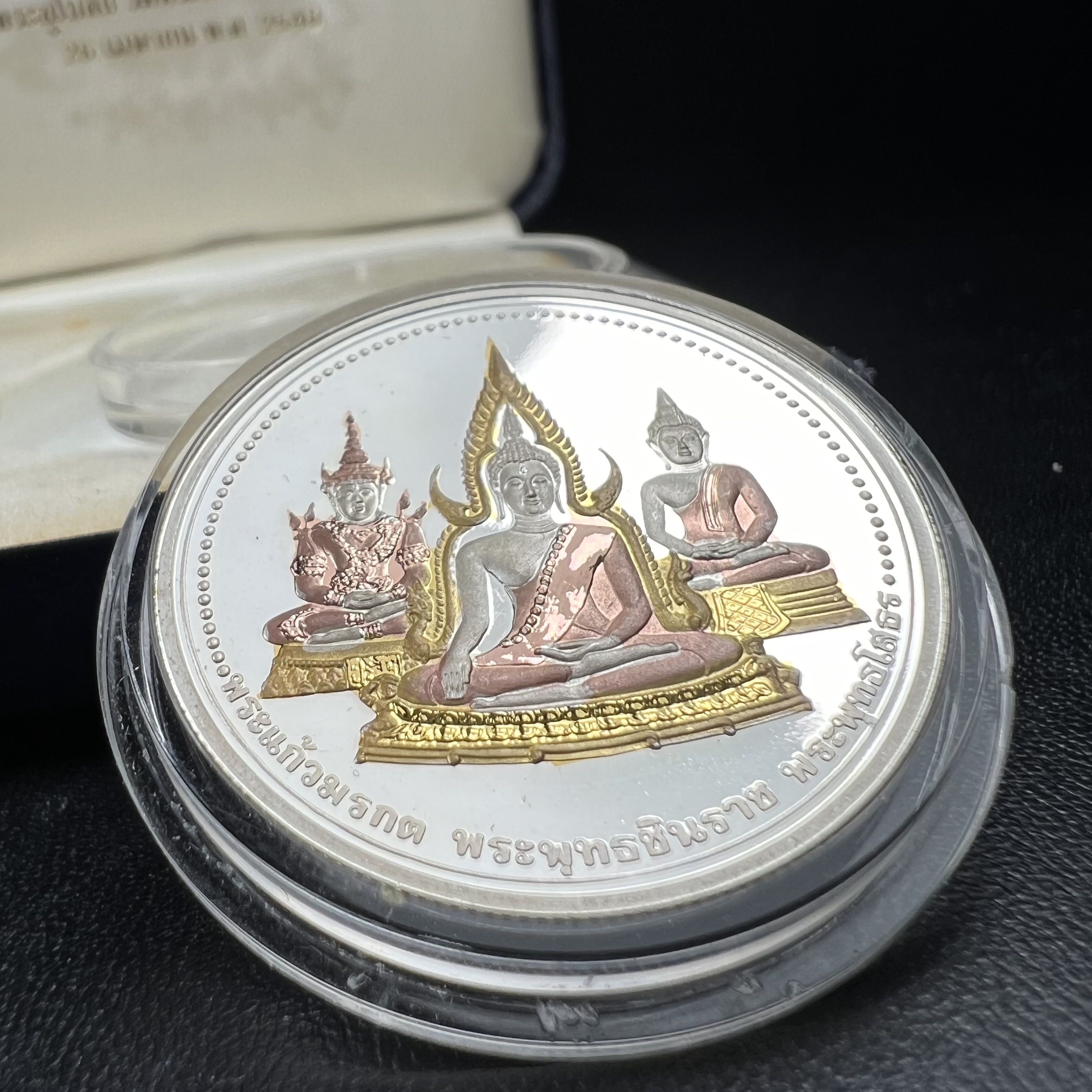 เหรียญพระแก้วมรกต พระพุทธชินราช พระพุทธโสธร รุ่นพุทธบารมี ปี 2540 เนื้อเงินขัดเงา 99.9% ชุบ 3 กษัตริย์ พร้อมกล่องบรรจุเดิม พิธีพุทธาภิเษก 2 พิธี มหามงคล (พระพุทธคู่บ้านคู่เมือง รูปแบบเหรียญสวยงดงามมาก พิธีใหญ่ เป็นที่นิยม)สร้างน้อยหายาก 1 ใน 500 เหรียญ