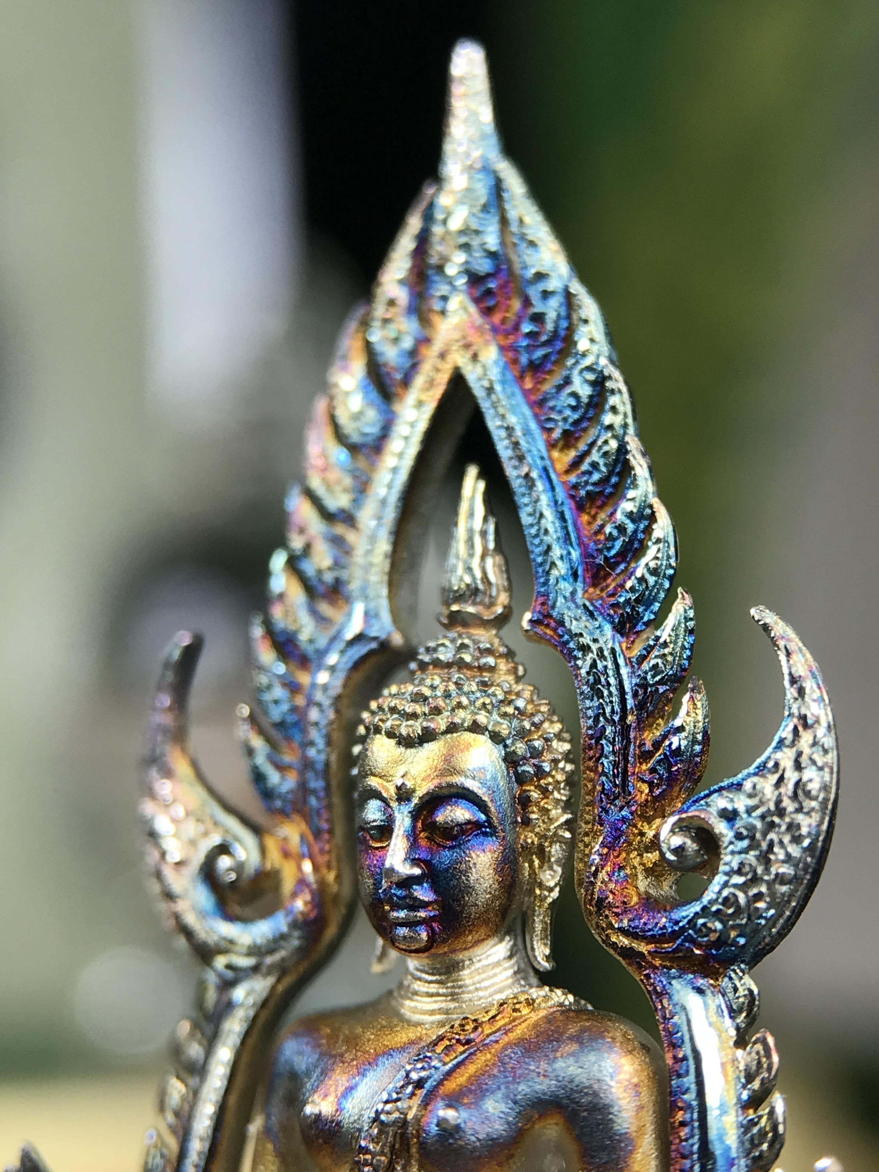 พระพุทธชินราช ภปร. 84 พรรษา ปี 2554 พิมพ์กลางขนาดหน้าตัก 1/2 นิ้ว(สูง 3.8 ซม.) เนื้อเงินชุบทองคำขาว(สภาพผิวเดิมสวย ขึ้นสีรุ้งธรรมชาติ แบบนิยม สวยมาก) (พระราชทานมวลสาร จิตรลดาและเส้นพระเจ้า(เส้นผม)รัชกาลที่9)พุทธศิลป์ทรงคุณค่าอีกหนึ่งรุ่นยอดนิยม