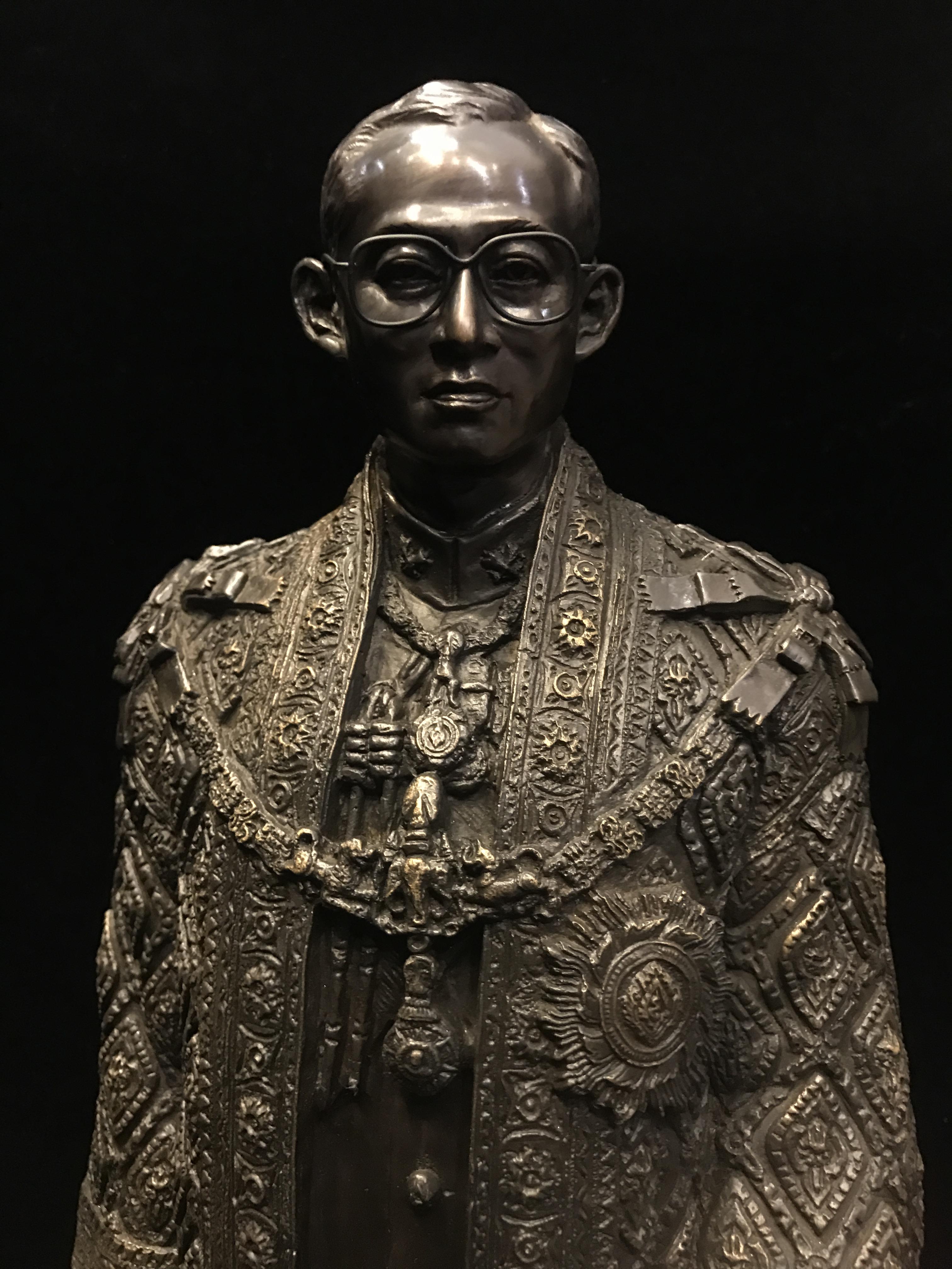 พระบรมรูปจำลองในหลวง รัชกาลที่ ๙ จัดสร้างโดย สมาคมศิษย์เก่าวิทยาศาสตร์ จุฬาลงกรณ์มหาวิทยาลัยและคณะวิทยาศาสตร์ จุฬาลงกรณ์มหาวิทยาลัย ปี2539(พร้อมกล่องบรรจุเดิมและใบรับรองจากผู้จัดสร้าง)