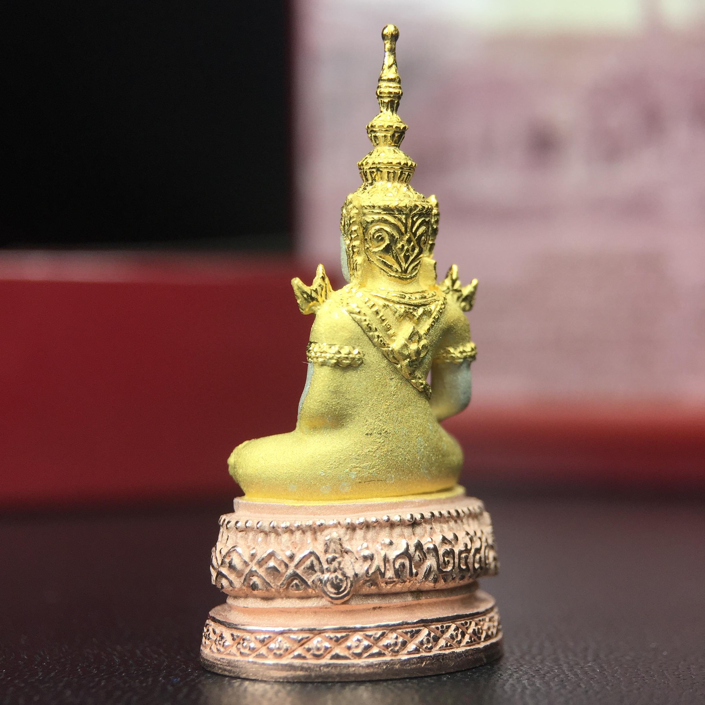 พระแก้วมรกต ภปร.(รุ่นแรก) ปี2545 รุ่นฉลองกรุงรัตนโกสินทร์ครบ 220 ปี พิมพ์ลอยองค์ใหญ่ เนื้อเงินบริสุทธิ์ 92.5% (สามกษัตริย์) ขนาด 19*35 มม. พร้อมกล่องบรรจุเดิม สวยครบสมบูรณ์