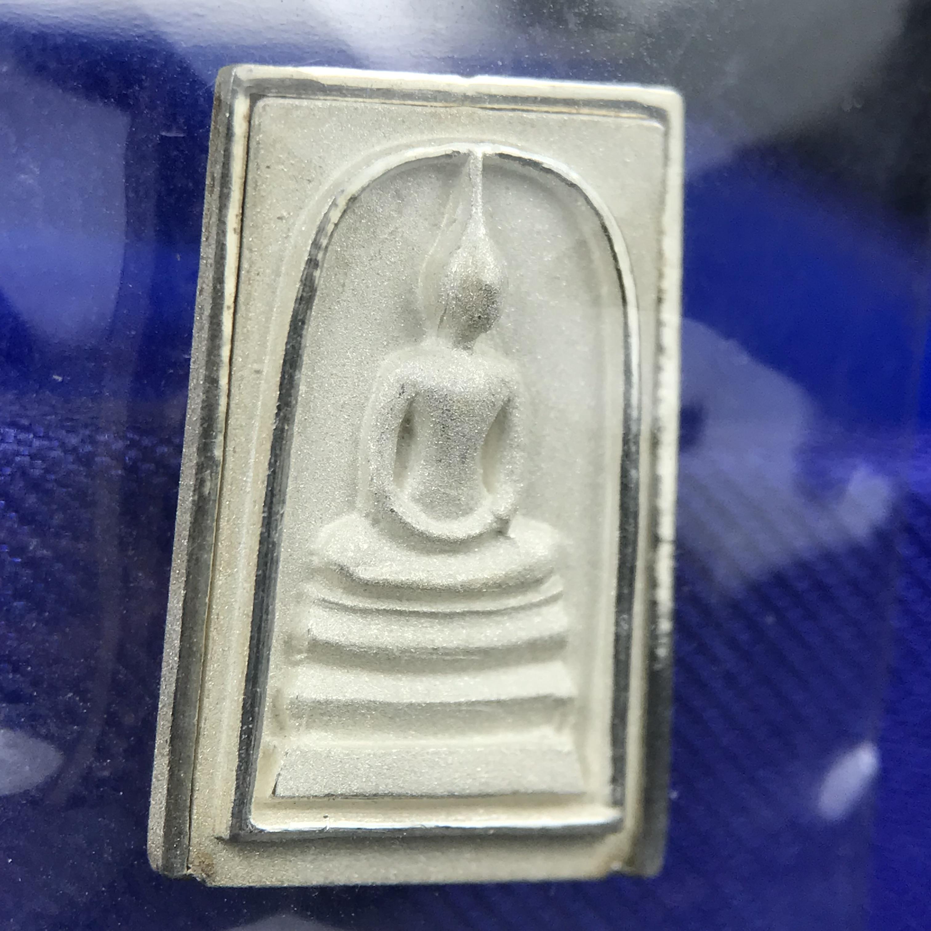 สมเด็จพุฒาจารย์ (โต พรหมรังสี) อนุสรณ์ 128 ปี สมเด็จพระญาณสังวร สมเด็จพระสังฆราช ทรงเมตตาอธิฐานจิต ปี 2543 มหาพุทธาภิเษก 3วาระ เหรียญรูปเหมือนสมเด็จพุฒาจารย์โตด้านหลังพระสมเด็จ เนื้อเงิน พิมพ์เล็ก(พิมพ์คะแนน) ขนาด 1.2 x 1.7 ซม. ทรงคุณค่าทั้งด้านความงานด้า