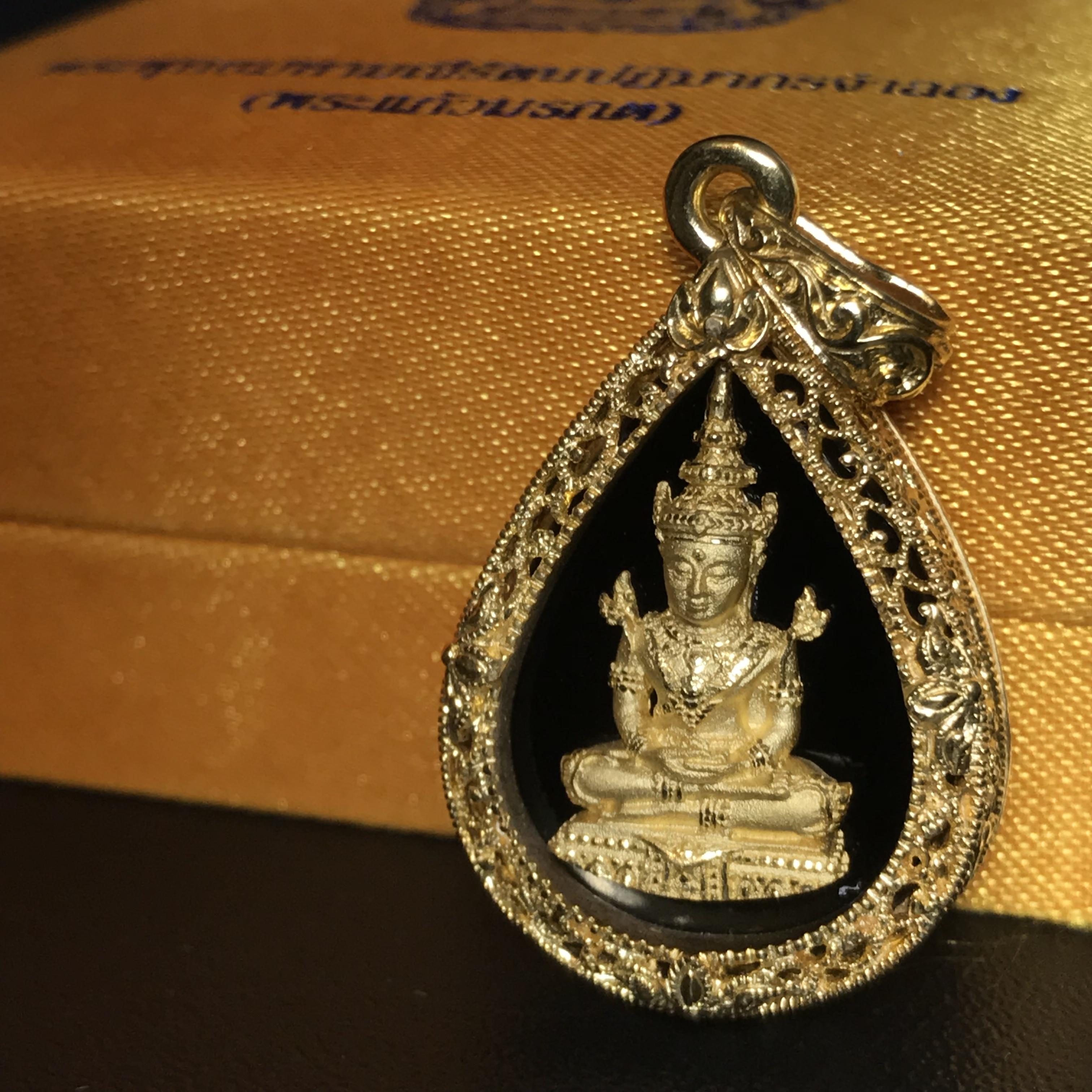 เหรียญพระแก้วมรกต(จำลอง)ทรงเครื่องฤดูร้อนแบบหยดน้ำ เนื้อทองคำ ด้านหลังตราสัญลักษณ์ฉลองสิริราชสมบัติครบ 60 ปี(1ใน1999องค์)(หายากมาก)