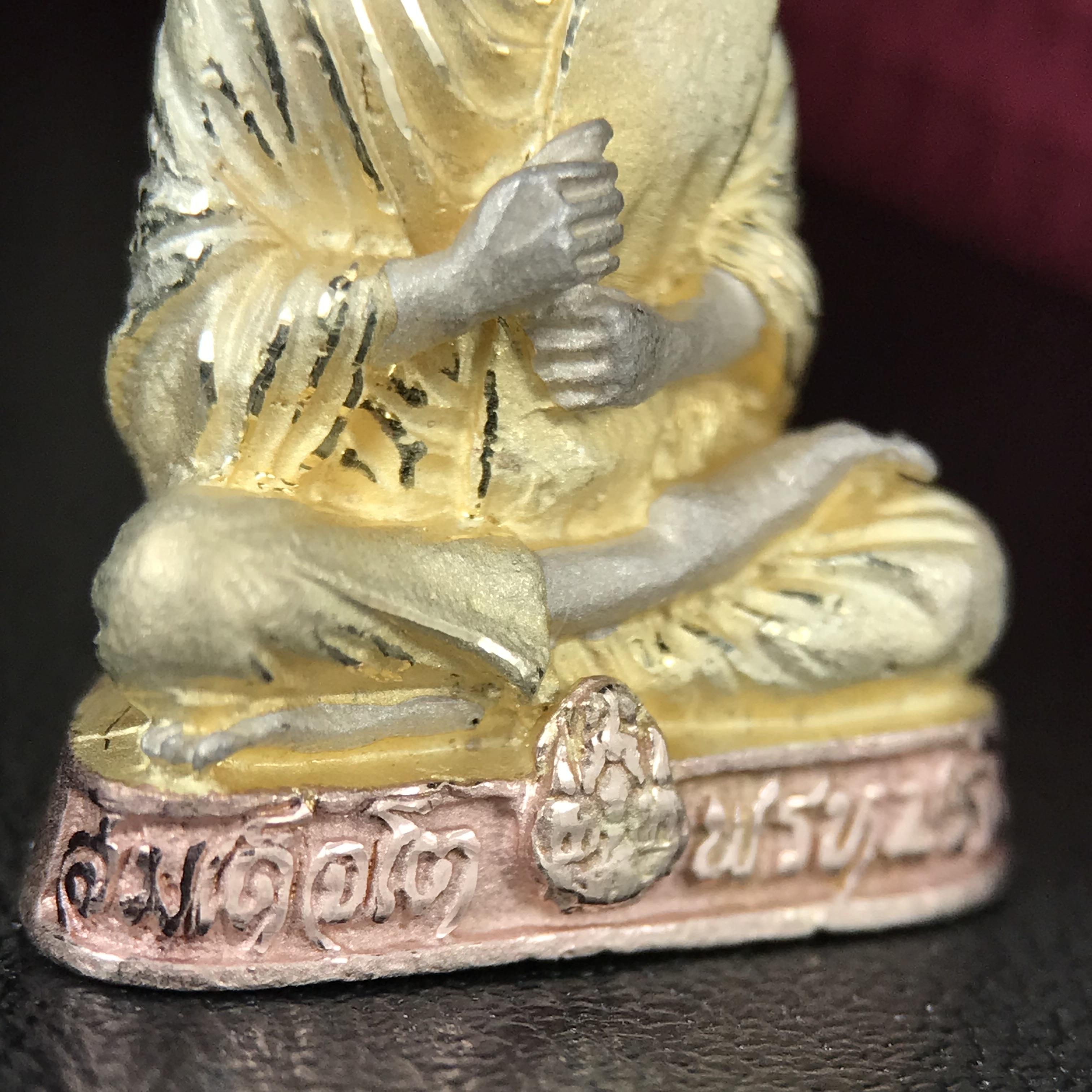 รูปเหมือนสมเด็จพระพุฒาจารย์ (โต พรหมรังสี)วัดใหม่อมตรส บางขุนพรหม ปี2540 รุ่นกาญจนาภิเษก จัดสร้างในวโรกาสที่รัชกาลที่ 9 ทรงครองสิริราชสมบัติ ครบ 50ปี ลอยองค์พิมพ์ใหญ่ เนื้อเงินบริสุทธิ์ 99.9% แบบชุบสามกษัตริย์ขัดเงาบางส่วน พร้อมกล่องบรรจุเดิมครบ