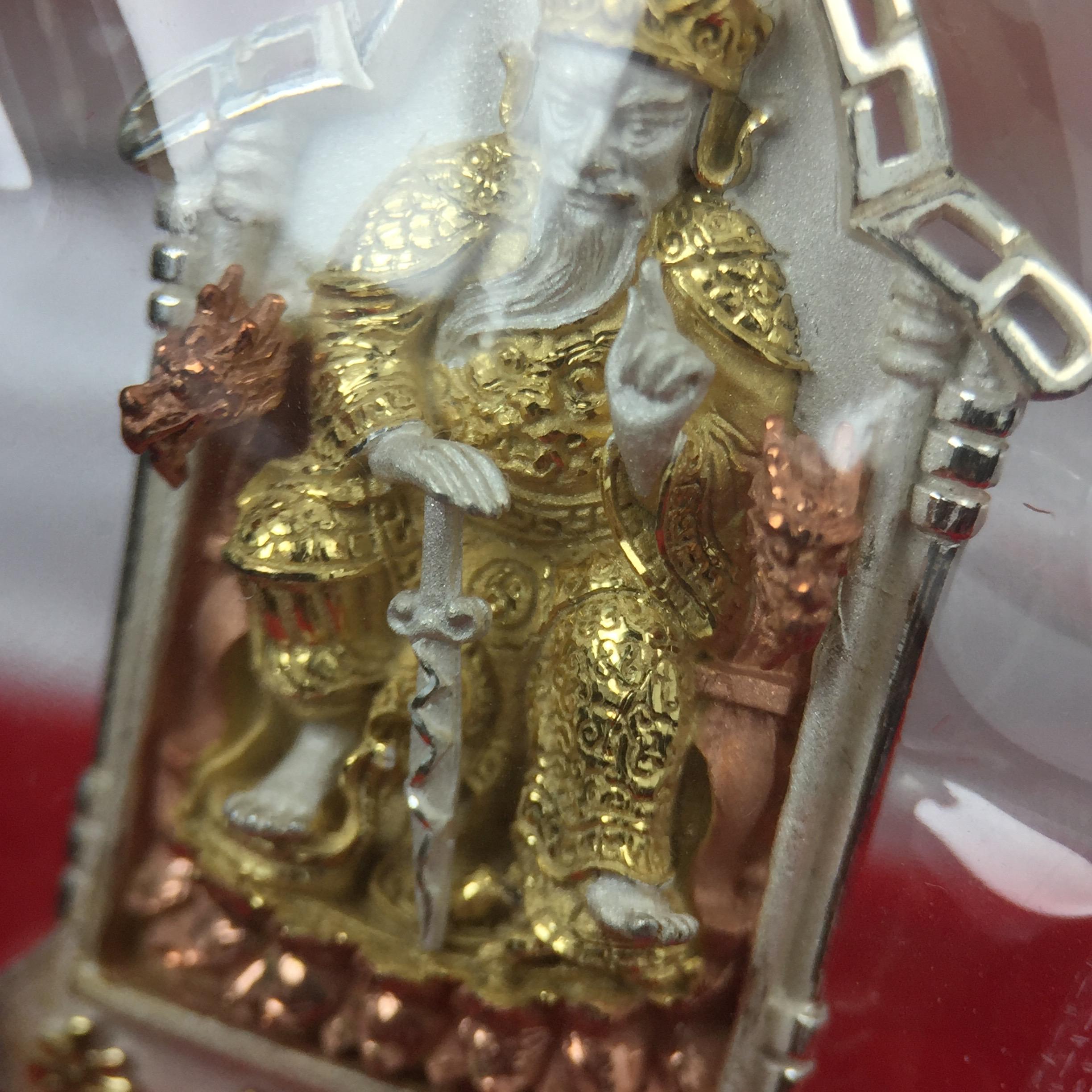 เหรียญรูปเหมือนเจ้าพ่อเสือ (ตั่วเหล่าเอี๊ย)รุ่นสองแผ่นดิน ปี 2542 หลัง ตราสัญลักษณ์ ภปร. 6รอบ 72 พรรษาในหลวงรัชกาลที่9 เสือคาบดาบ เหรียญหล่อ 3 มิติ เนื้อเงินสามกษัตริย์ พิมพ์ใหญ่ ปลุกเสก ณ วัดมังกรกมลาวาส(เล่งเน่ยยี่)สภาพสวยซีนซองเดิมกล่องครบเดิม