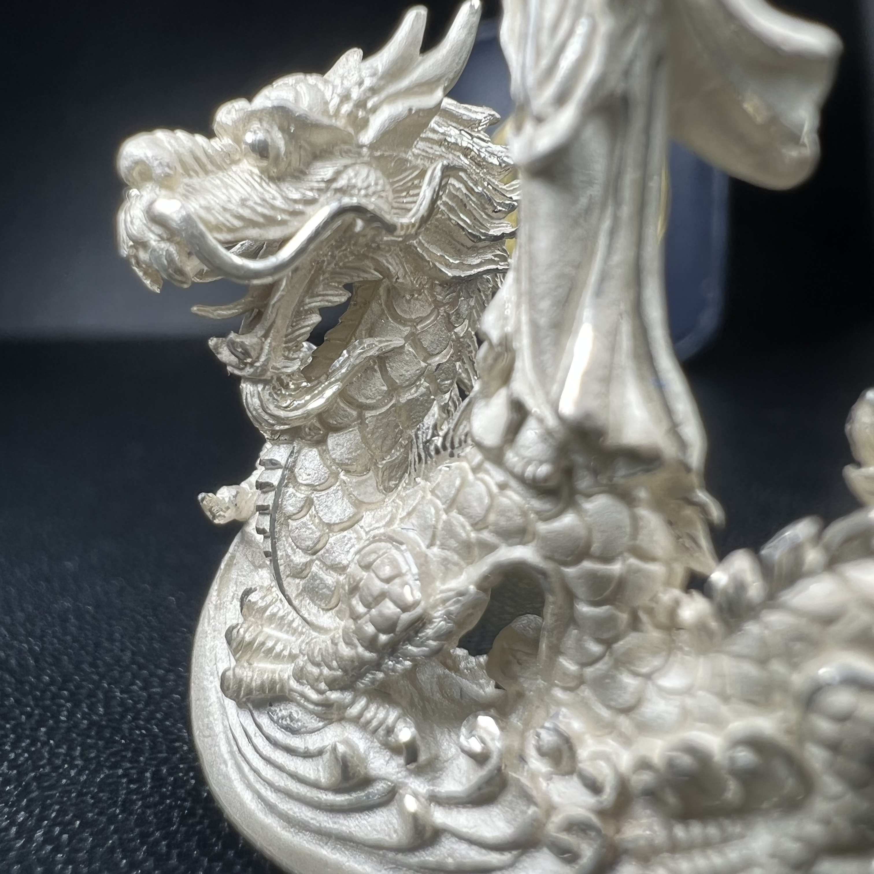 รูปหล่อลอยองค์พระโพธิสัตว์กวนอิม ทรงประทับมังกร จ.ระนอง เนื้อเงิน พิมพ์ใหญ่(สภาพผิว สวยงดงาม ทรงคุณค่า) เฉลิมฉลองในวโรกาสที่พระบาทสมเด็จพระเจ้าอยู่หัวทรงครองสิริราชสมบัติครบ 50 ปี จ.ระนอง พ.ศ.2539