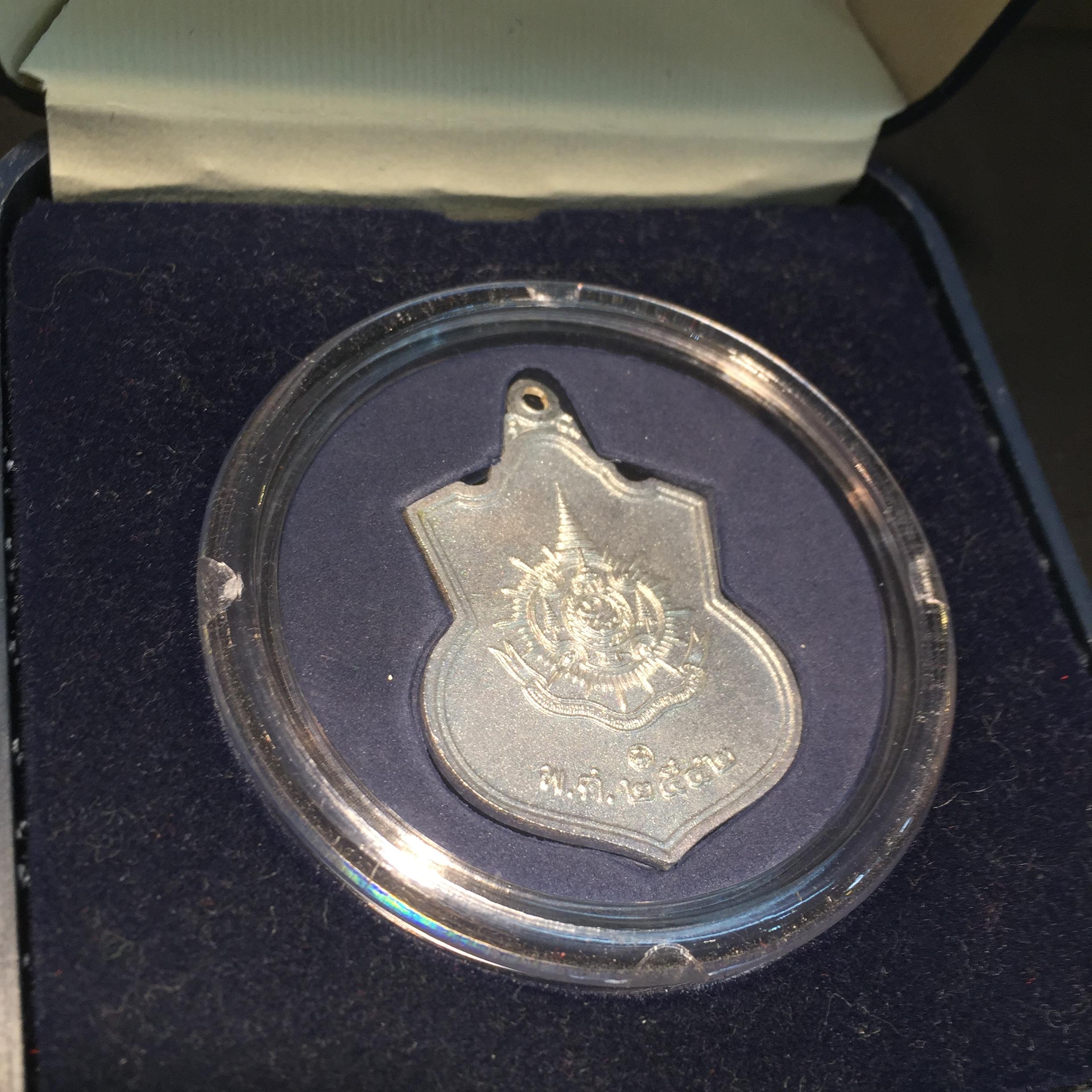 เหรียญเสมาที่ระลึก 6 รอบในหลวง ปี2542 เนื้อเงินพร้อมกล่องเดิม สร้างโดยกระทรวงมหาดไทย หายาก