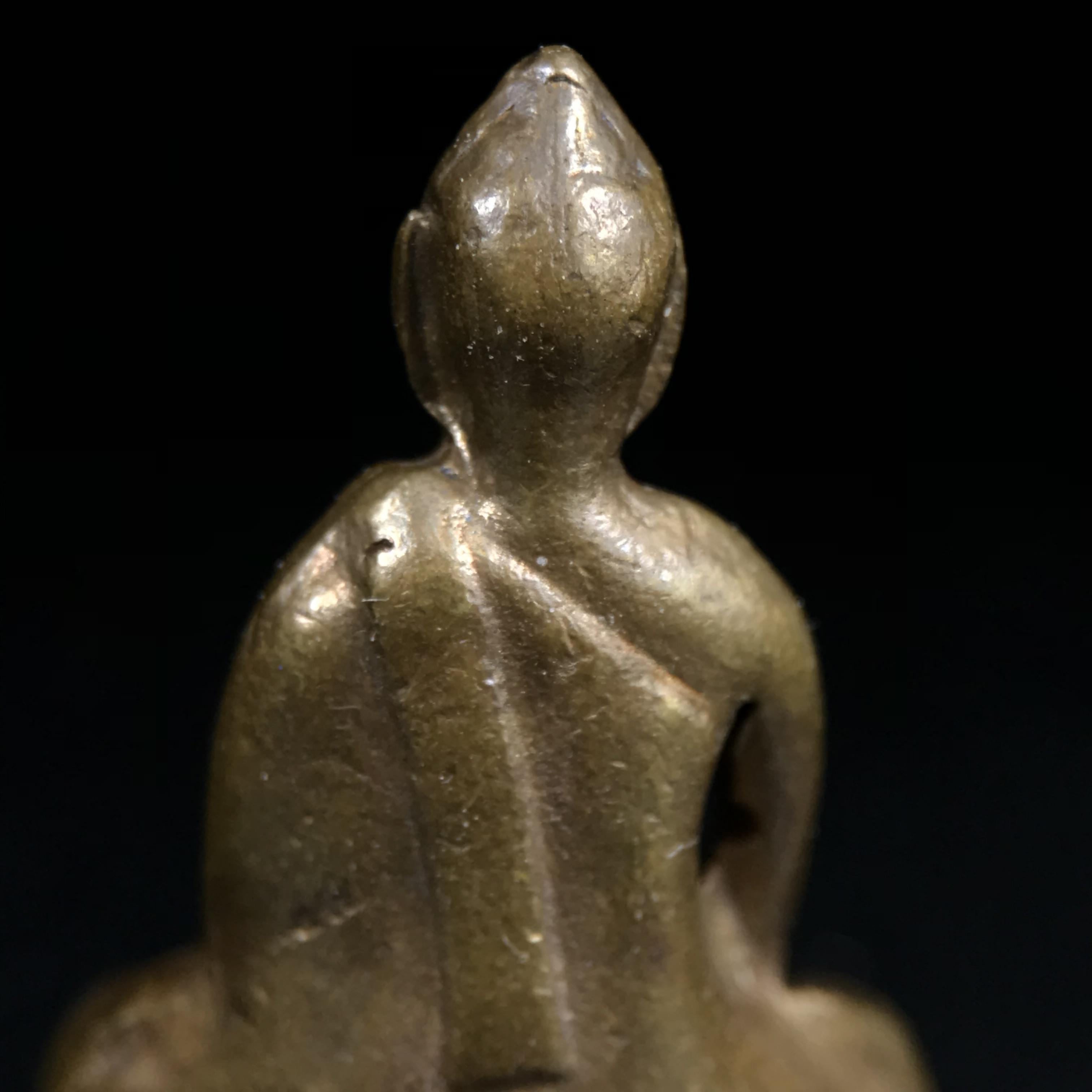 พระกริ่งฝีพระหัตถ์สมเด็จย่า ขนาดห้อยบูชาขนาดเล็ก จัดสร้างขึ้นเนื่องในวาระครบ 6 รอบ เมื่อวันที่21 ตุลาคม พ.ศ.2515(ในหลวงรัชกาลที่ 9 เสด็จพระราชดำเนินทรงเททอง)ปลุกเสกยิ่งใหญ่ เกจิ 108 รูป ร่วมปลุกเสก คัดสภาพสวยแบบนี้พบเจอน้อยมาก หมายเลขต้นๆหลักร้อย หายากมาก