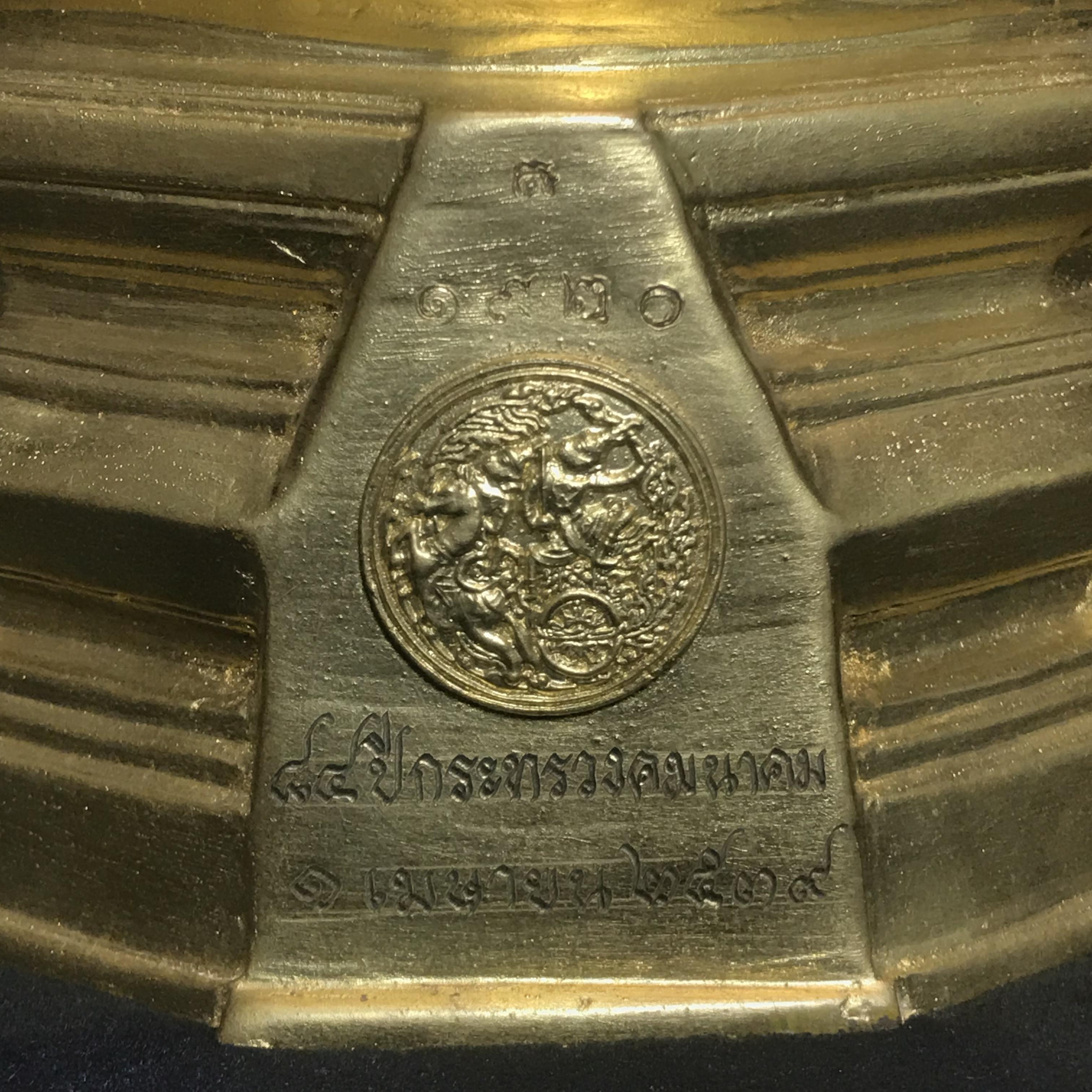 พระพุทธคมนาคมบพิธ (พระพุทธสิหิงค์จำลอง)(พระพุทธรูปประจำกระทรวงคมนาคม) ตรา ภปร. ครบรอบ 84 ปี กระทรวงคมนาคม พ.ศ.2539 เนื้อลำอู่แดงลงรักปิดทอง หน้าตัก 5 นิ้ว ปลุกเสก ณ วัดพระแก้ว พิธีใหญ่(1 ใน 3000 องค์)หายาก