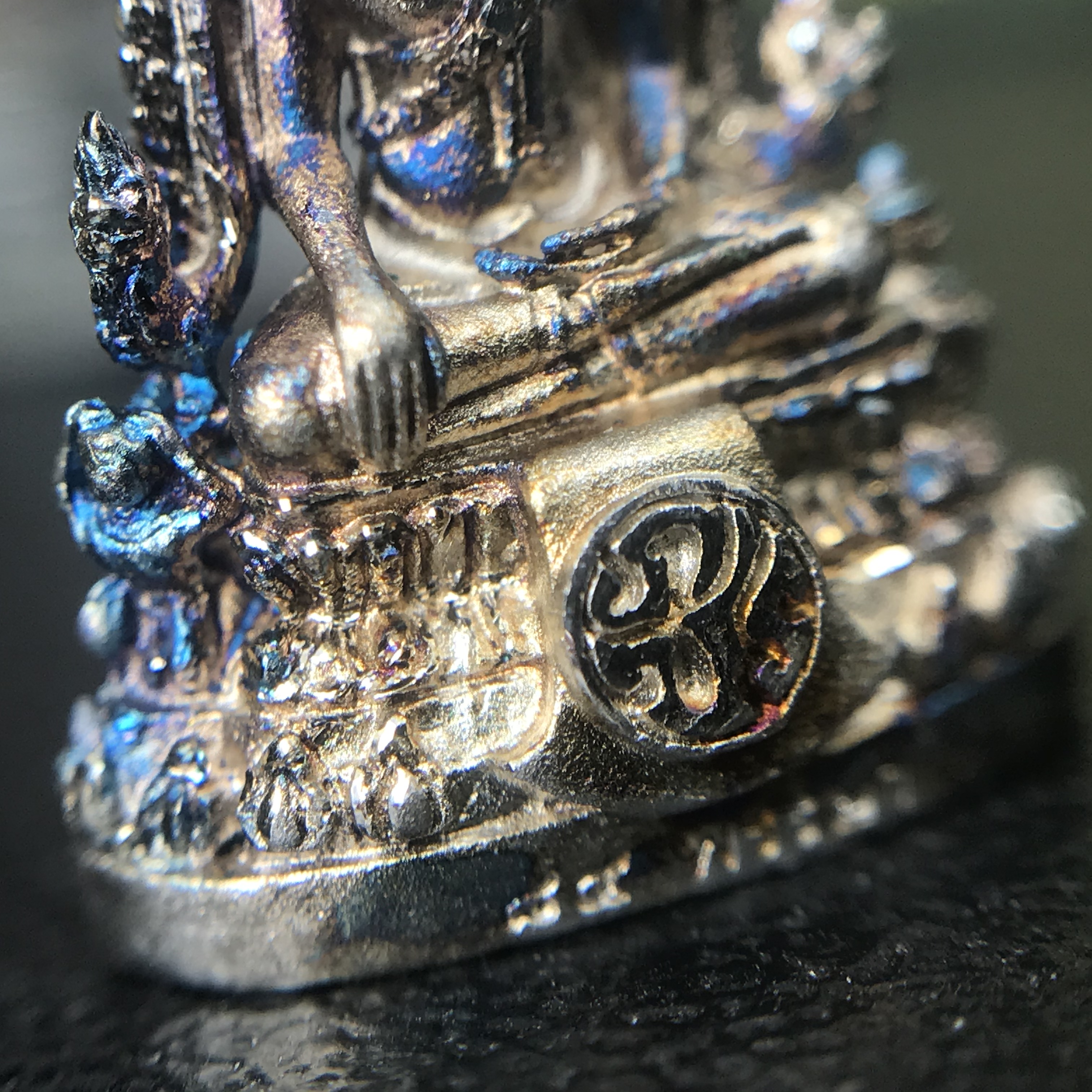 พระพุทธชินราช(จำลอง) ภปร. 84 พรรษา เนื้อเงินชุบทองคำขาว พิมพ์เล็กขนาดหน้าตัก 1/4 นิ้ว (สภาพผิวเดิมสวย ขึ้นสีรุ้งธรรมชาติ แบบนิยม)(พระราชทานมวลสาร จิตรลดาและเส้นพระเจ้า(เส้นผม))