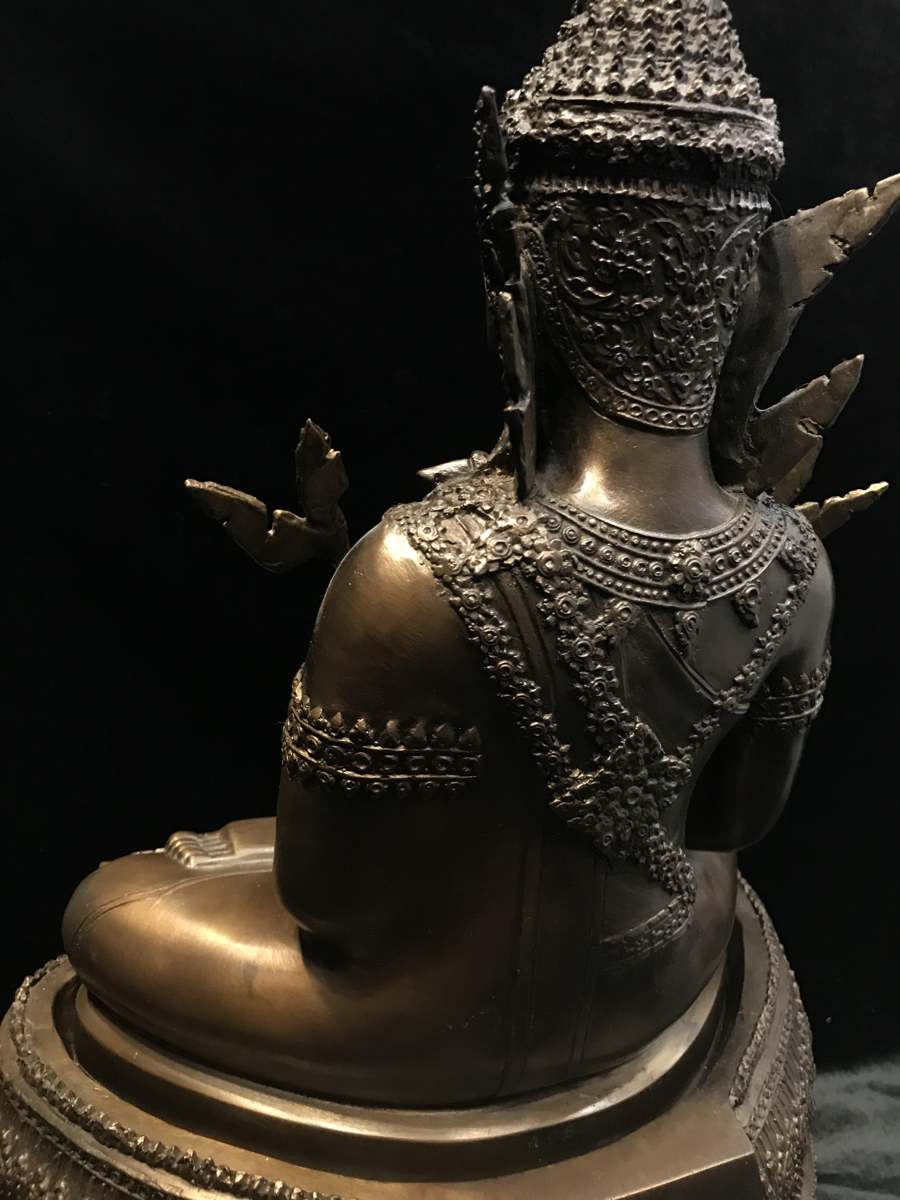 พระพุทธรูปทรงเครื่องจักรพรรดิ(พระแก้วมรกต) ภปร มหามงคลเฉลิมพระชนมพรรษา 84 พรรษา ปี2554 ขนาดหน้าตัก 9นิ้ว(หายาก1ใน500องค์)