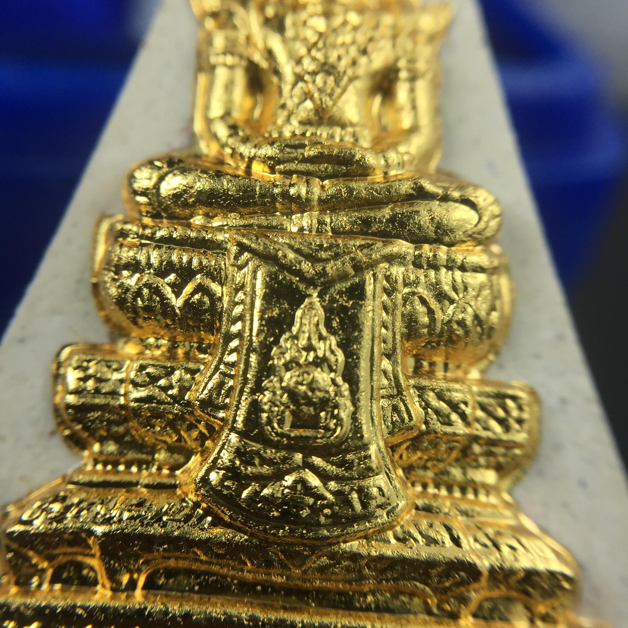 พระแก้วมรกต(จำลอง)ทรงเครื่องฤดูร้อน พระผงบูชา ด้านหน้าปิดทอง ด้านหลังตราฉลองสิริราชสมบัติครบ 60ปี เนื้อเงินขึ้นสีรุ้งธรรมชาติสร้างสรรค์งดงาม(รุ่นนี้ได้พระราชทานเส้นพระเจ้า(เส้นผม)รัชกาลที่9ในการจัดสร้าง)***องค์นี้พิเศษมองเห็นเส้นผมติดอยู่ด้านหลังชัดเจน***