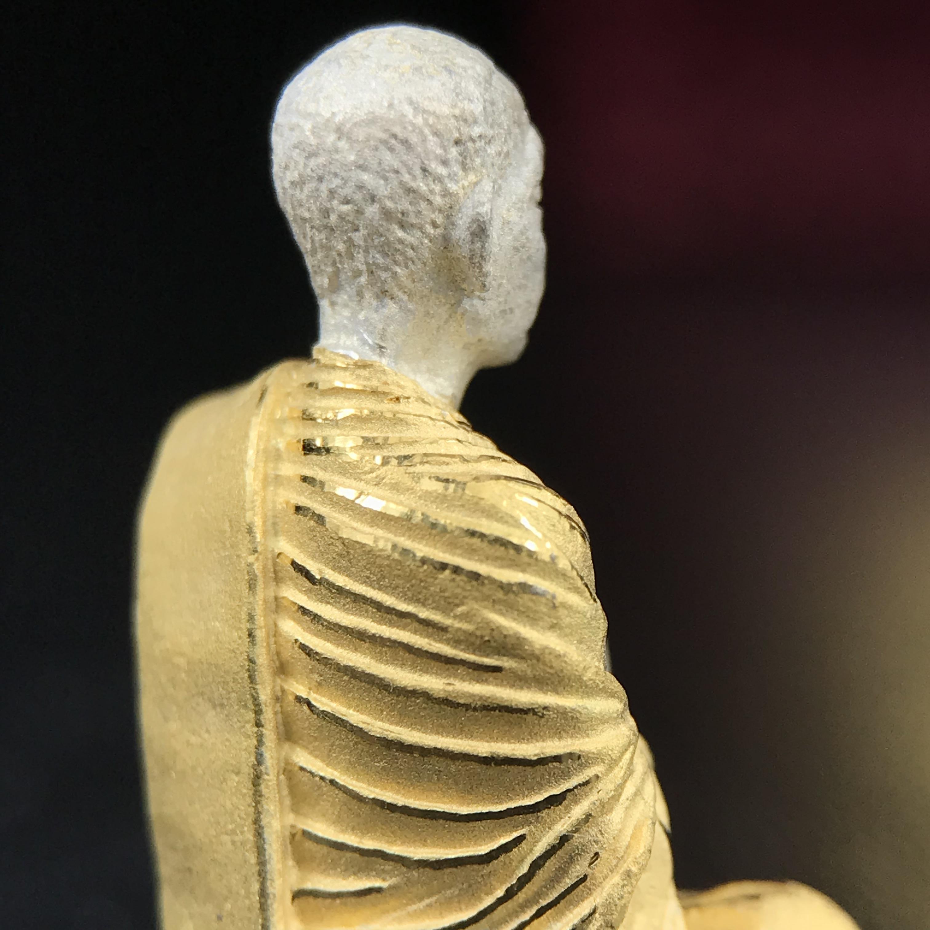 รูปเหมือนสมเด็จพระพุฒาจารย์ (โต พรหมรังสี)วัดใหม่อมตรส บางขุนพรหม ปี2540 รุ่นกาญจนาภิเษก จัดสร้างในวโรกาสที่รัชกาลที่ 9 ทรงครองสิริราชสมบัติ ครบ 50ปี ลอยองค์พิมพ์ใหญ่ เนื้อเงินบริสุทธิ์ 99.9% แบบชุบสามกษัตริย์ขัดเงาบางส่วน พร้อมกล่องบรรจุเดิมครบ