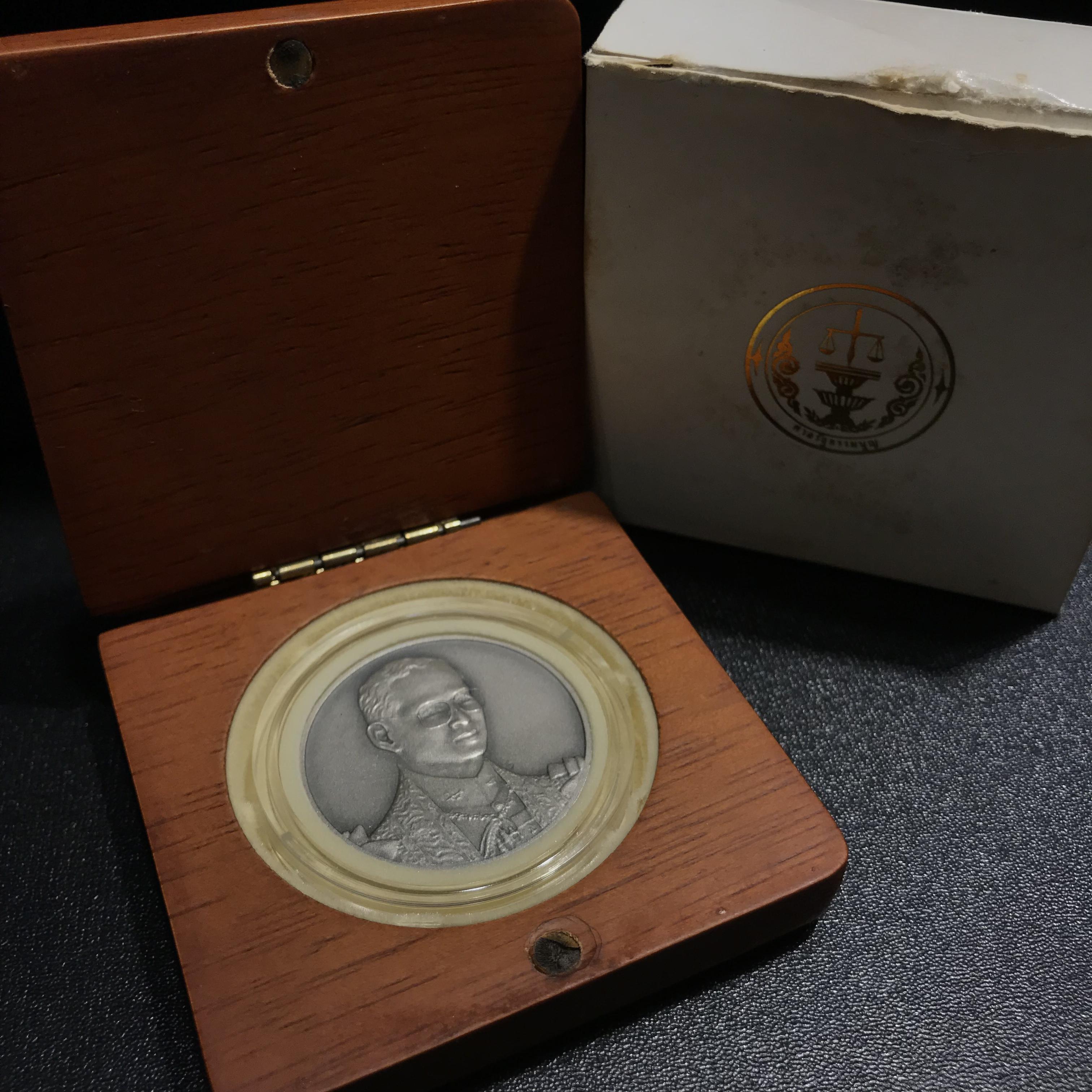 เหรียญในหลวงรัชกาลที่9 ที่ระลึกเปิดศาลรัฐธรรมนูญ จัดสร้างปี 2543 เนื้อเงินรมดำพร้องกล่องไม้บรรจุเดิมสวยงาม(ตัวติดผลิตน้อยหายาก)