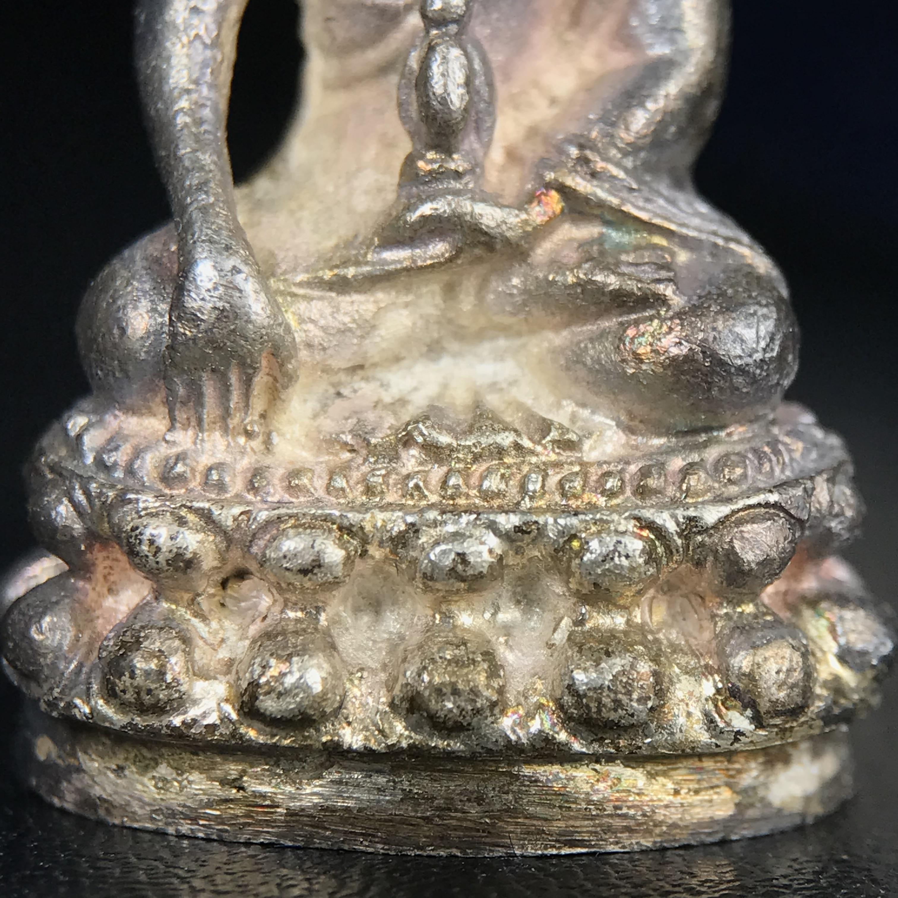 พระกริ่งศาสดา ภปร. วัดบวรนิเวศวิหาร ปี 2532 จัดสร้างในโอกาสสองทศวรรษรามาธิบดี เพื่อศูนย์การแพทย์สิริกิติ์ เนื้อเงิน(ผิวเดิมสวยงาม) (พิธีใหญ่ มวลสารมงคล สวยงามเข้มขลัง)สมเด็จพระญาณสังวร สมเด็จพระสังฆราชฯเสด็จเททอง***ตอกโค๊ตหมายเลข ๒๙๘***